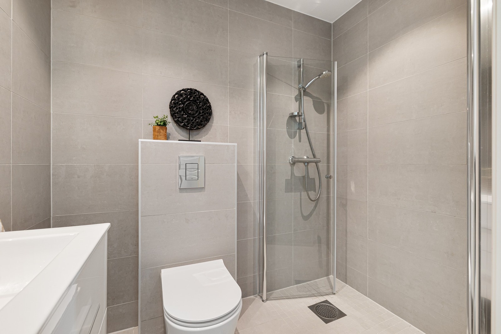 Badet i tilknytning til hovedsoverommet gir ekstra komfort og fleksibilitet i hverdagen, og fungerer som en privat sone for foreldrene. Galleribilde