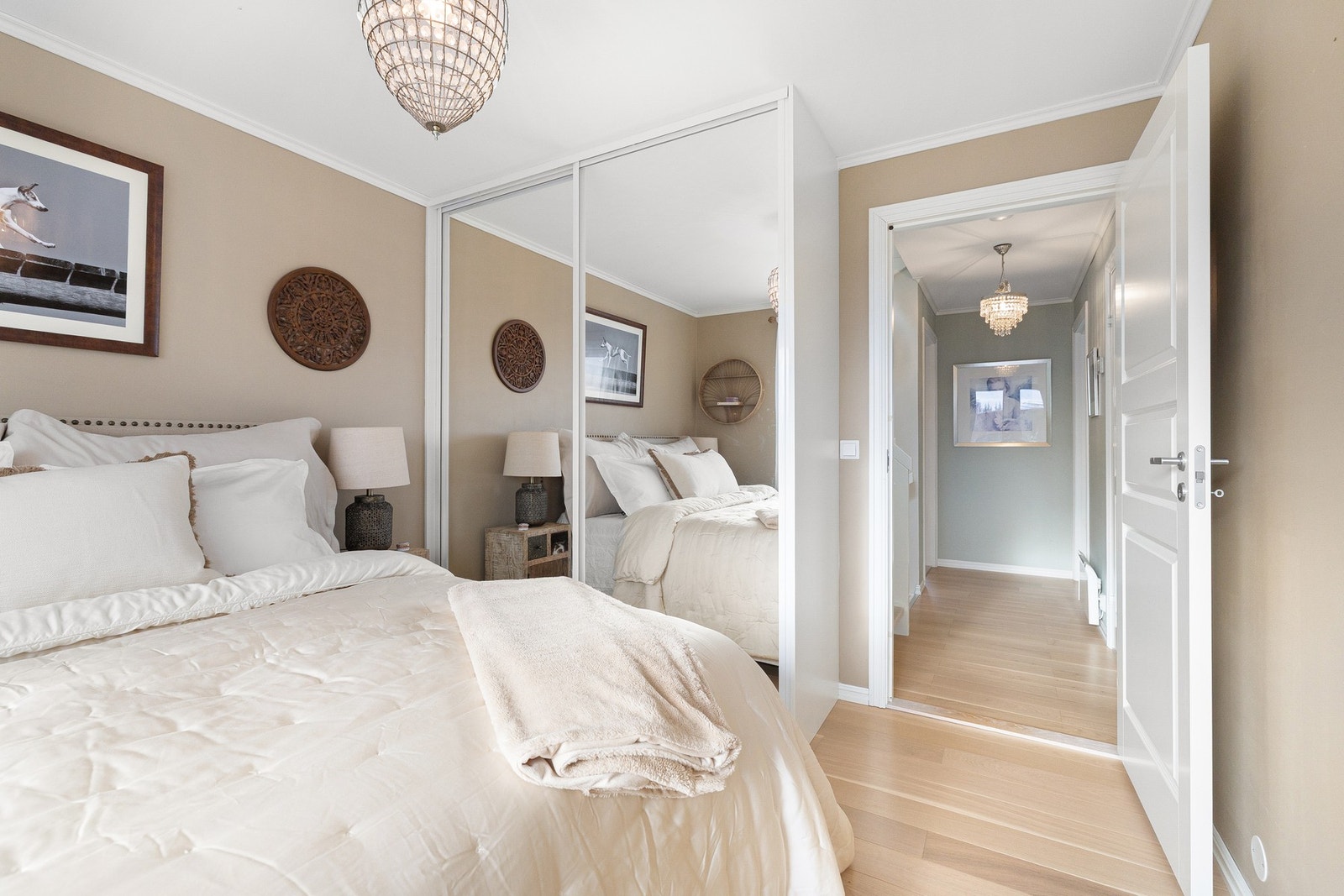 Det er god plass til dobbeltseng med nattbord på begge sider, samt et romslig, plassbygd garderobeskap med skyvedører og speil. Galleribilde