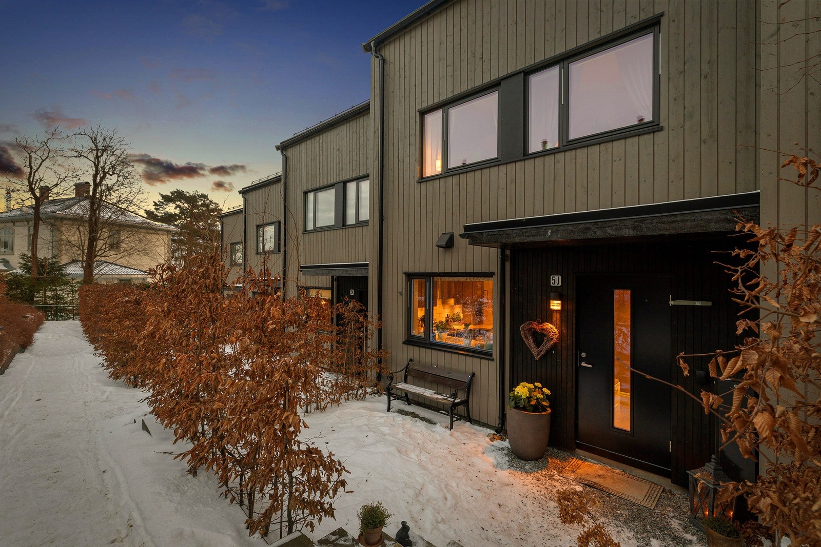 Boligen har et eget, hyggelig inngangsparti med plass til sittebenk og beplantning, som gir en innbydende ankomst til boligen. Galleribilde