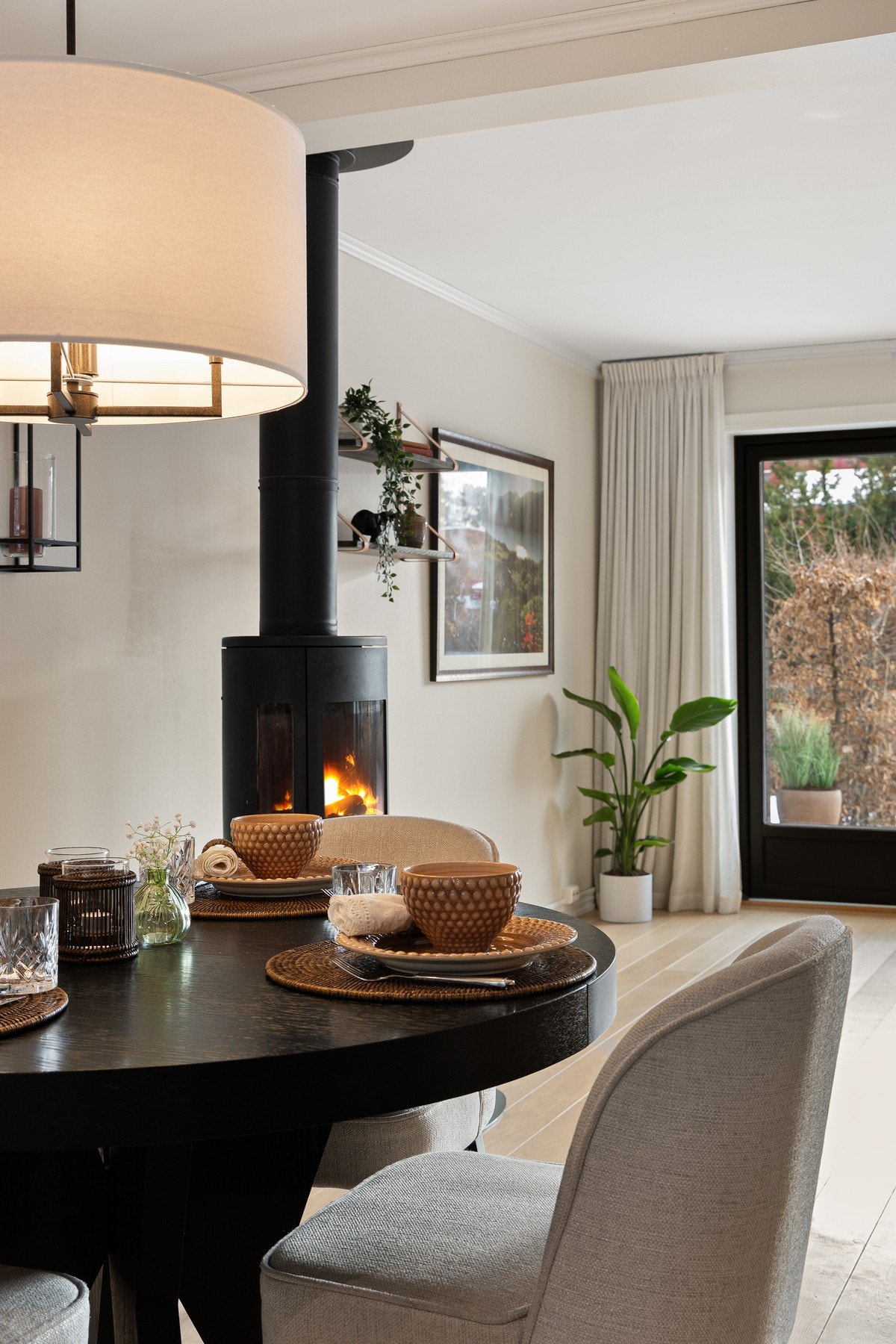 En moderne peisovn skaper et elegant skille mellom stue og kjøkken. Galleribilde