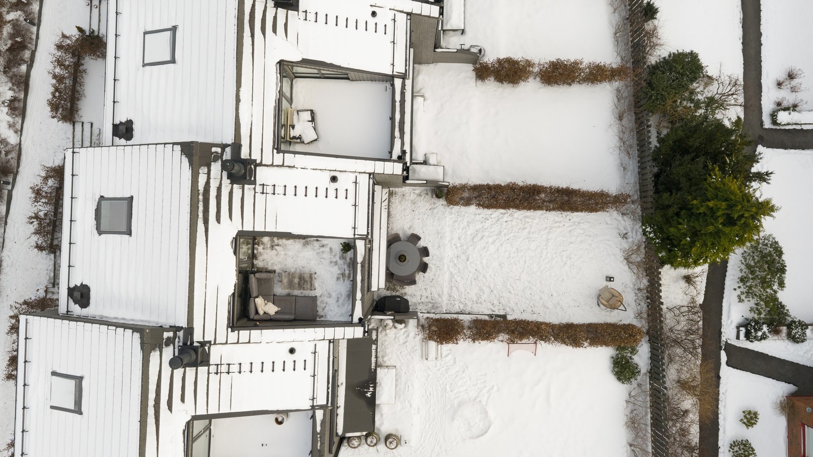 Boligen har eksklusiv bruksrett til hage både i forkant og bakkant, i henhold til seksjoneringen. Galleribilde