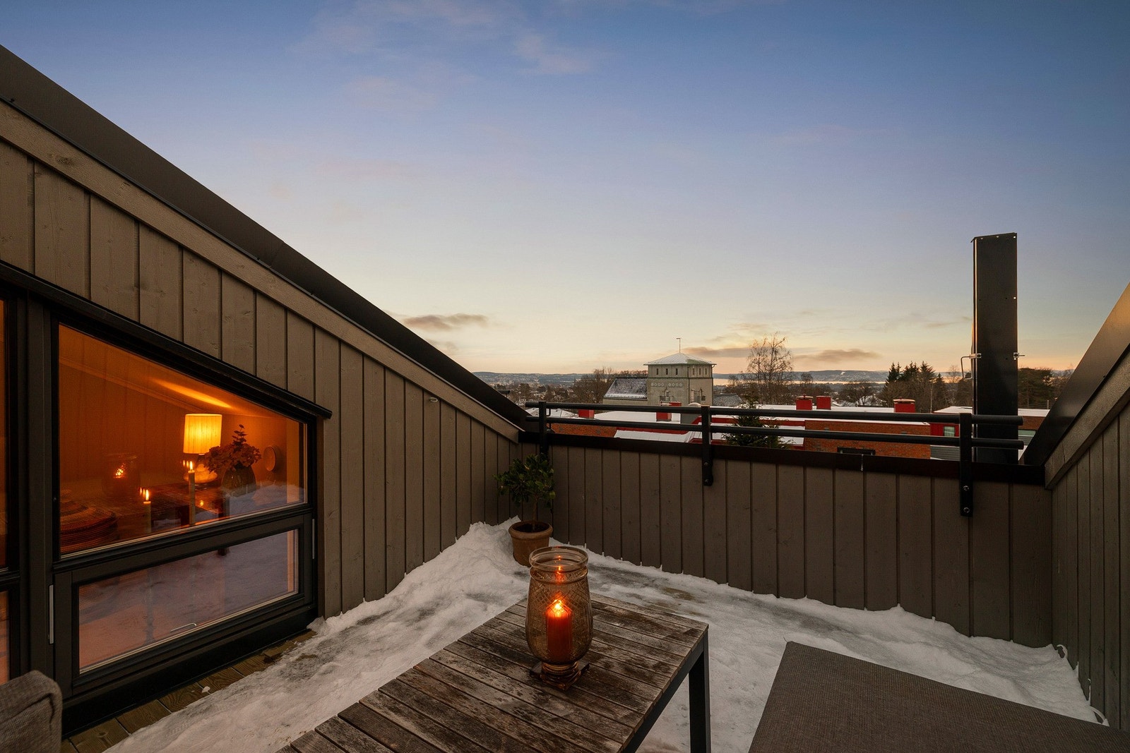 Herfra har man vidstrakt utsikt mot fjorden, og terrassen egner seg ypperlig for innredning med utemøbler eller solseng. Galleribilde