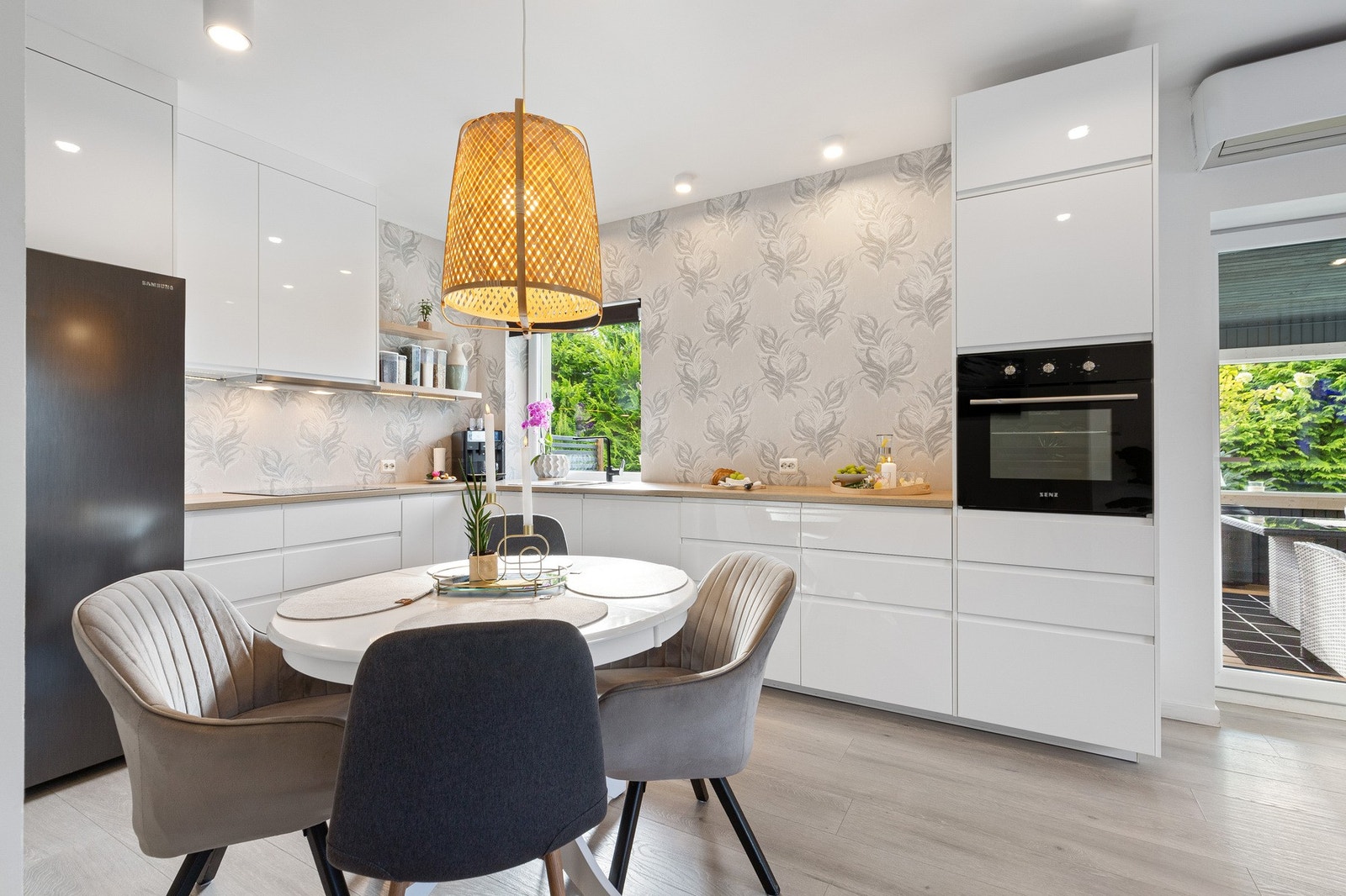 Kjøkken med mye skap- og benkeplass- Galleribilde