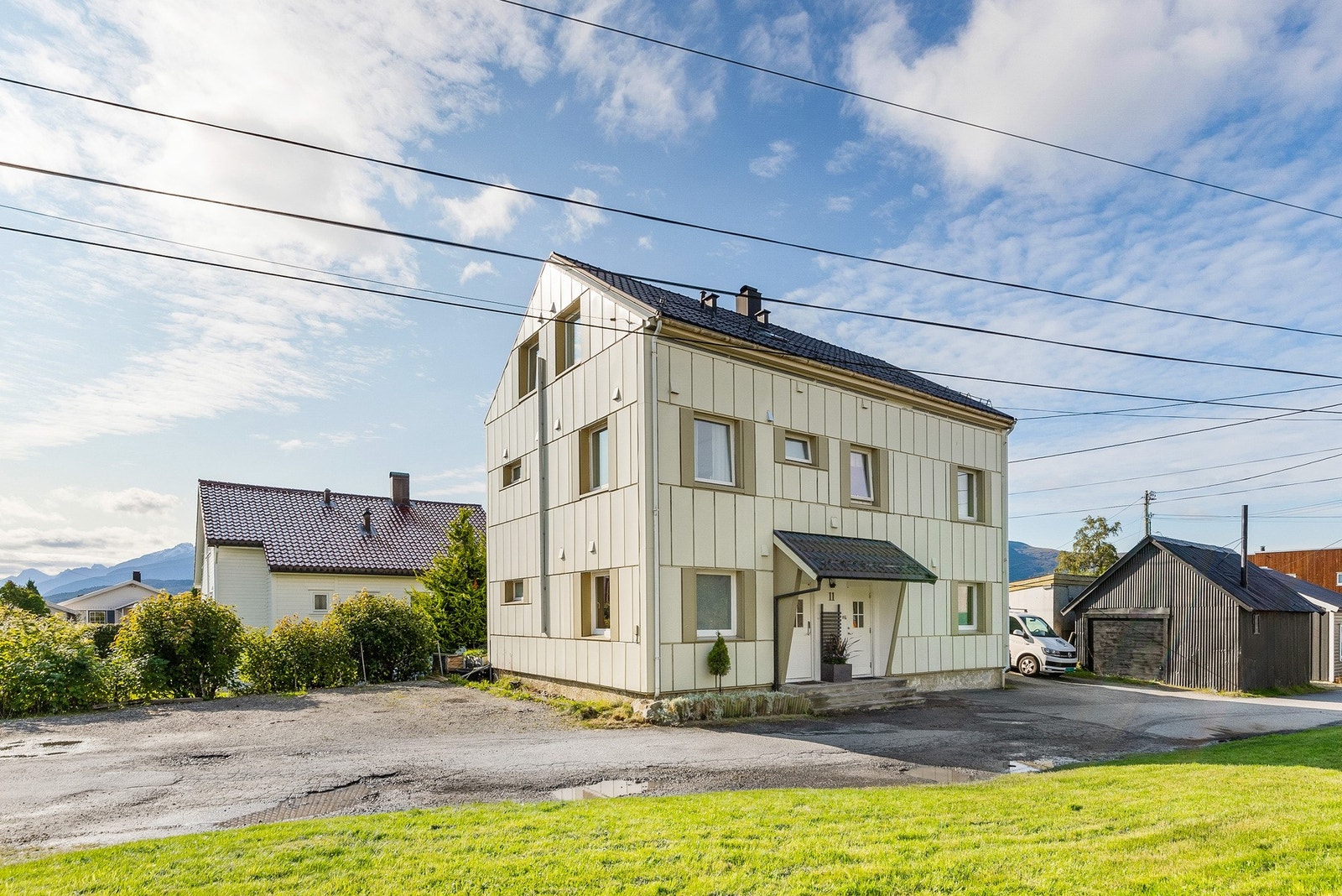 Eierseksjonen er beliggende i Hatlane mellom Moa og Ålesund sentrum i Ålesund kommune. Galleribilde
