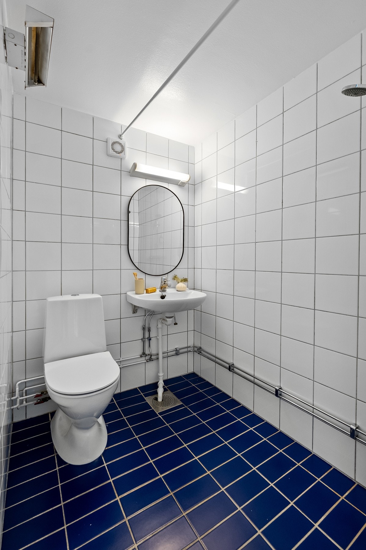 Flislagt bad med servant, speil og dusj Galleribilde