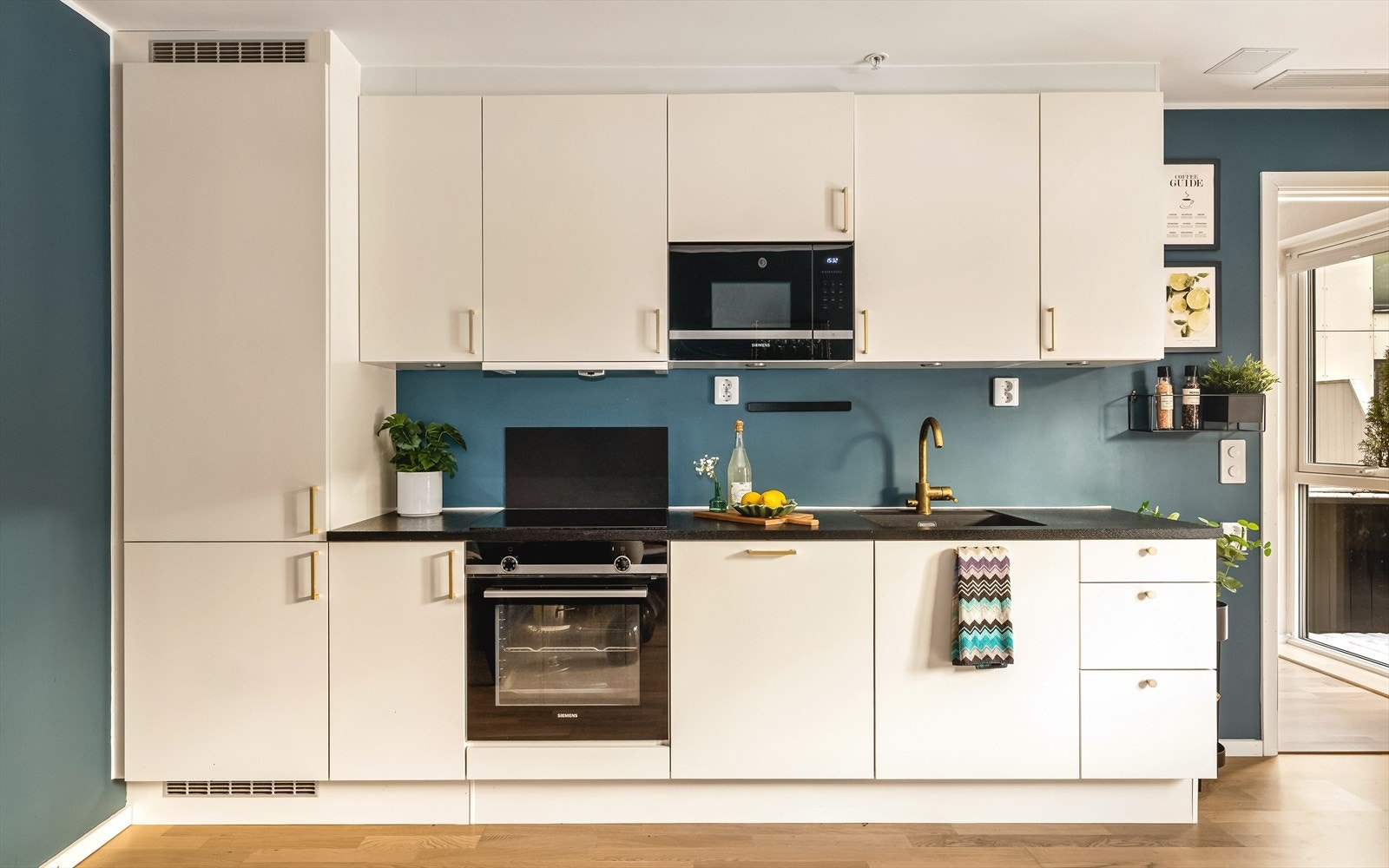 Kjøkkenet er påkostet med integrert hvitevarepakke fra Siemens, oppgraderte håndtak og knotter, nedfelt vask og lekkert blandebatteri. Her er også lagt inn integrerte mikrobølgeovn. Galleribilde