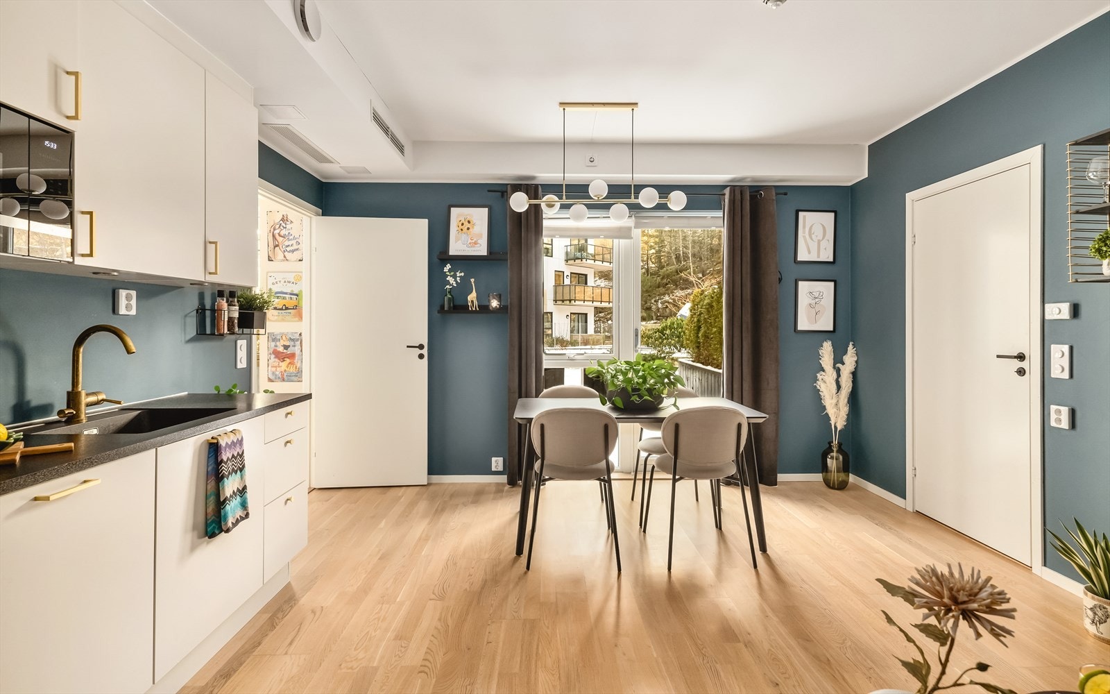 Fra stuen ledes vi videre ut til leilighetens terrasse. Galleribilde