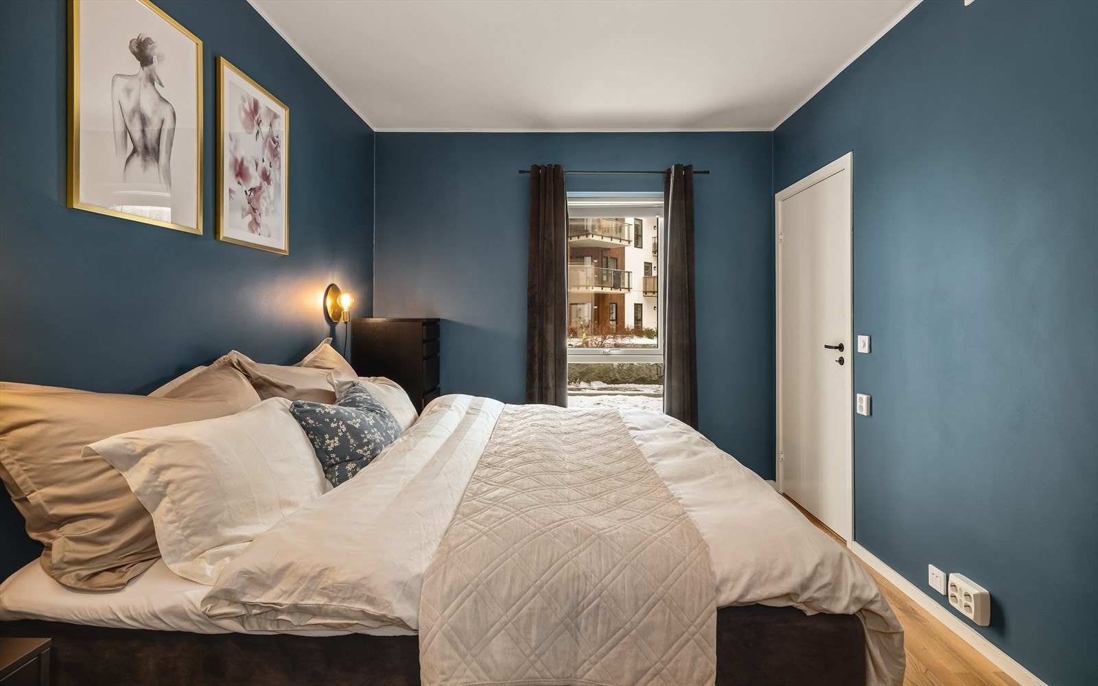 Her er god plass til innredning av dobbeltseng av ønsket størrelse, med tilhørende nattbord. Galleribilde