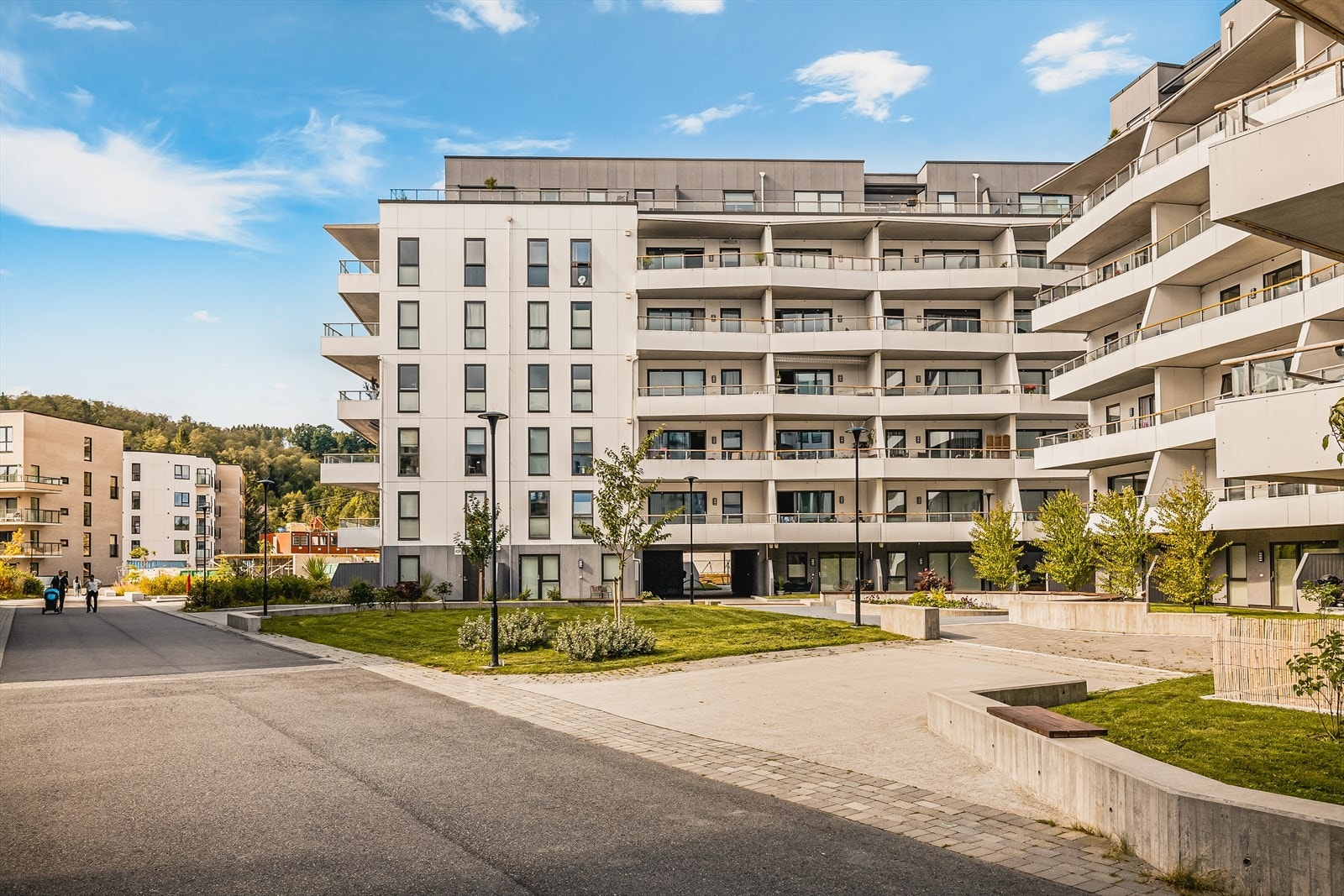 Sameiet er omkranset og flotte, beplantede fellesområder, helle belagte tilkomstveier og sitteplasser. Galleribilde