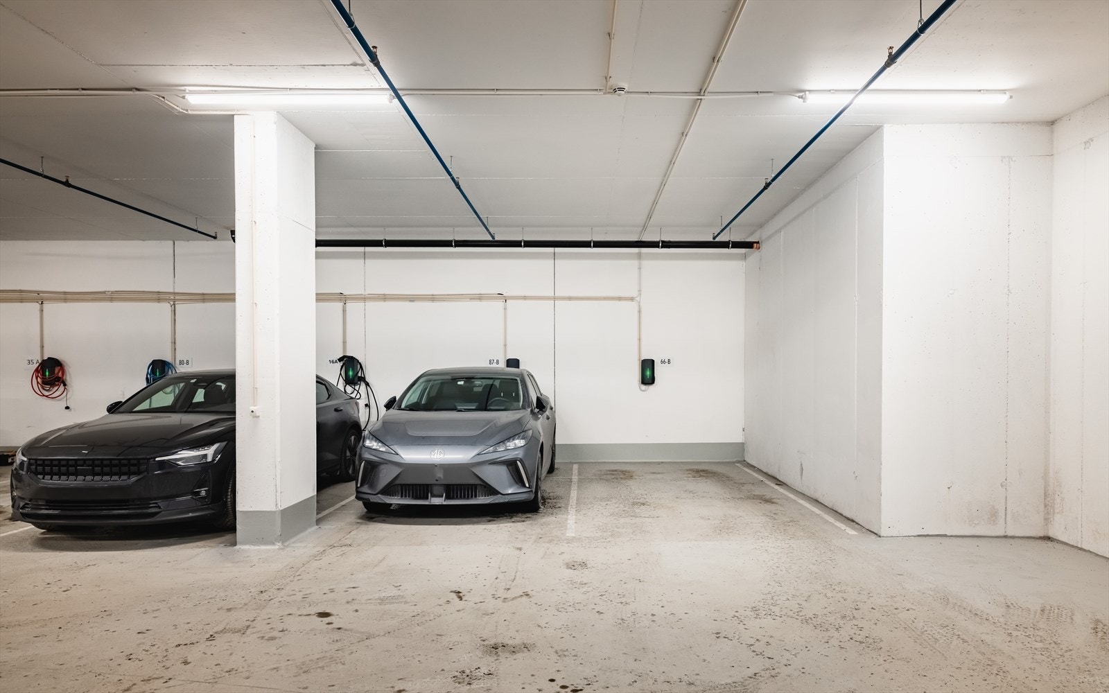 Fast garasjeplass med heisadkomst til leiligheten følger leiligheten. Galleribilde