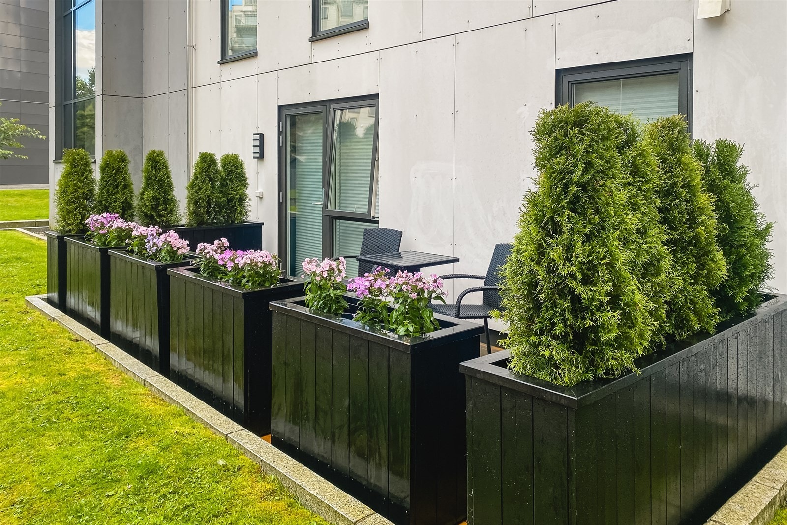 Leilighetens terrasse er på 14 kvm, med god plass til utemøbler og grill. Galleribilde