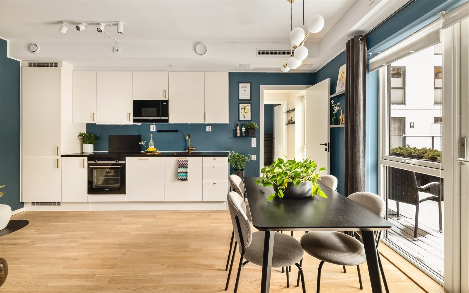 Det er god plass til spisegruppe i stuen. Her er det kjekt å invitere venner og familie til å samles rundt bordet. Galleribilde