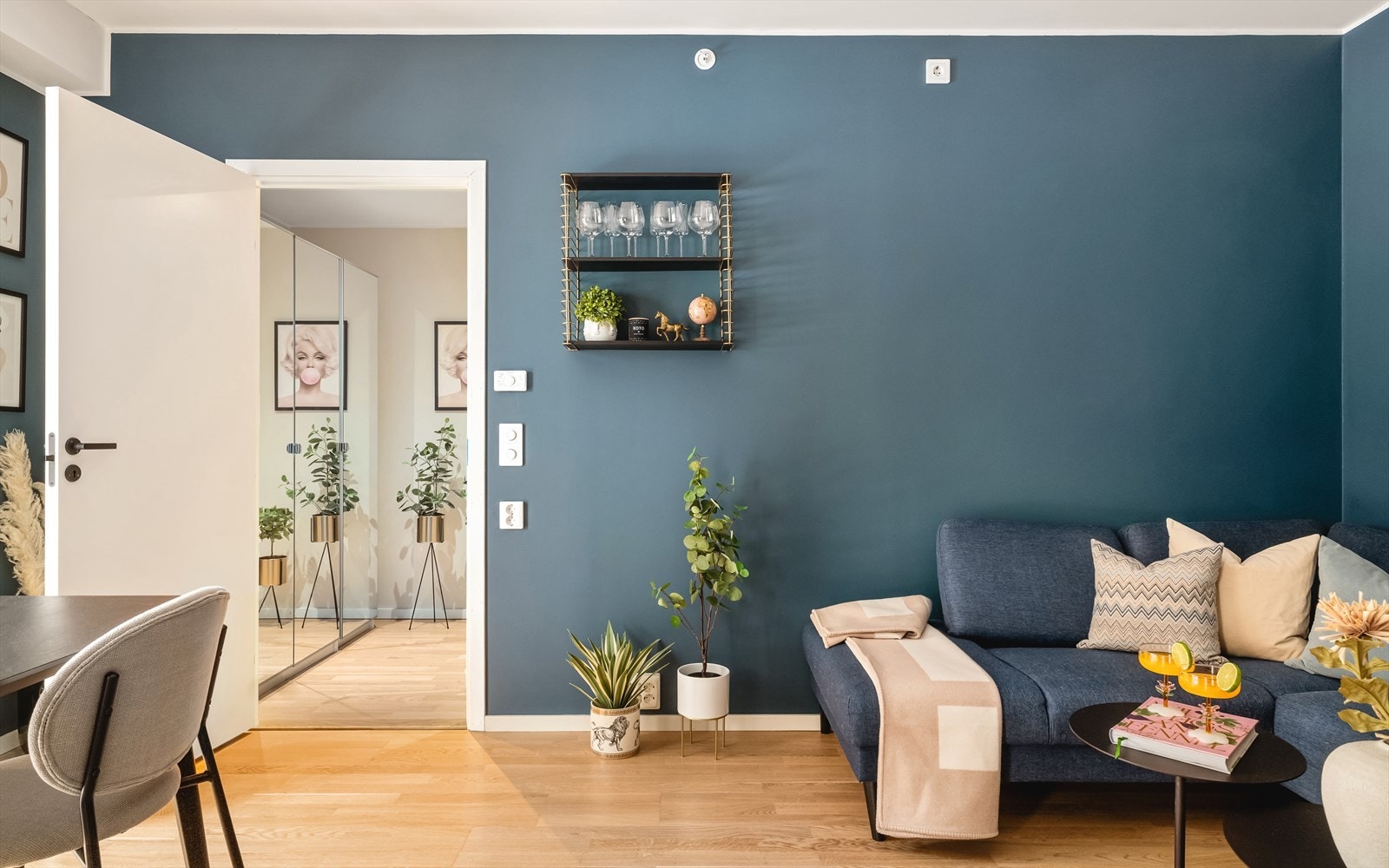 Vi ledes videre inn i boligens oppholdsrom. Galleribilde