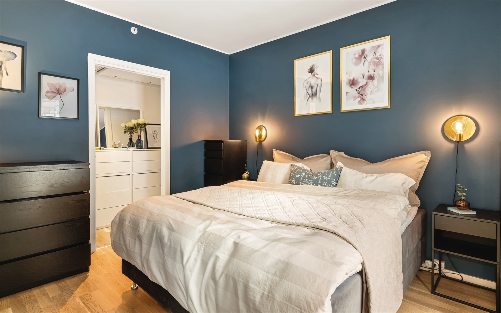 Leilighetens soverom er av meget generøs størrelse! Galleribilde