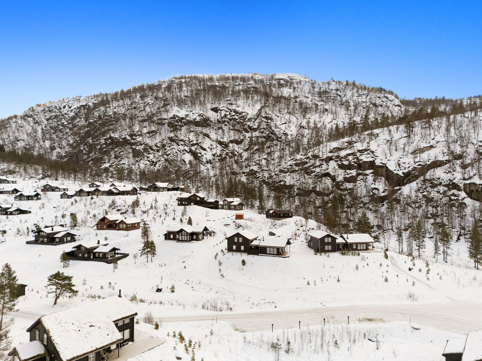 Rask tilgang fra parkering med lader til hytten. Sommerstid kan en også kjøre opp den lille veibiten og losse av om ønskelig. Vinterstid er du fri fra lyd og lysstøy rundt hytten. Galleribilde