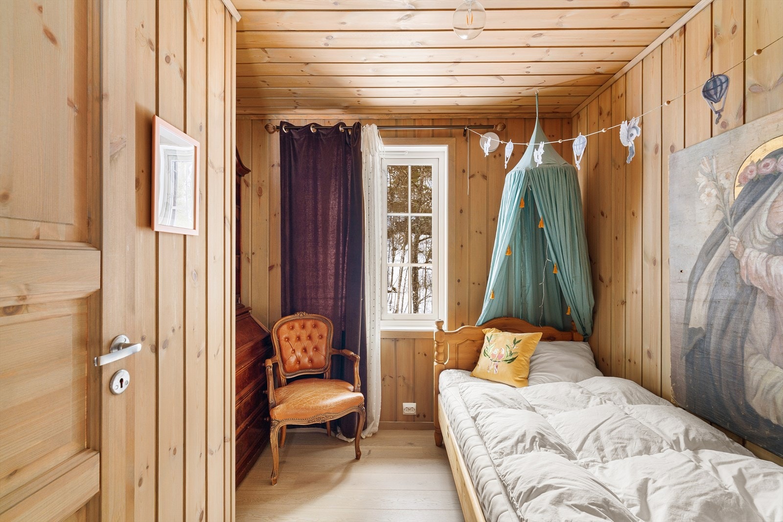 1 av totalt 4 soverom. Plass til kommode, skap eller annet. Galleribilde