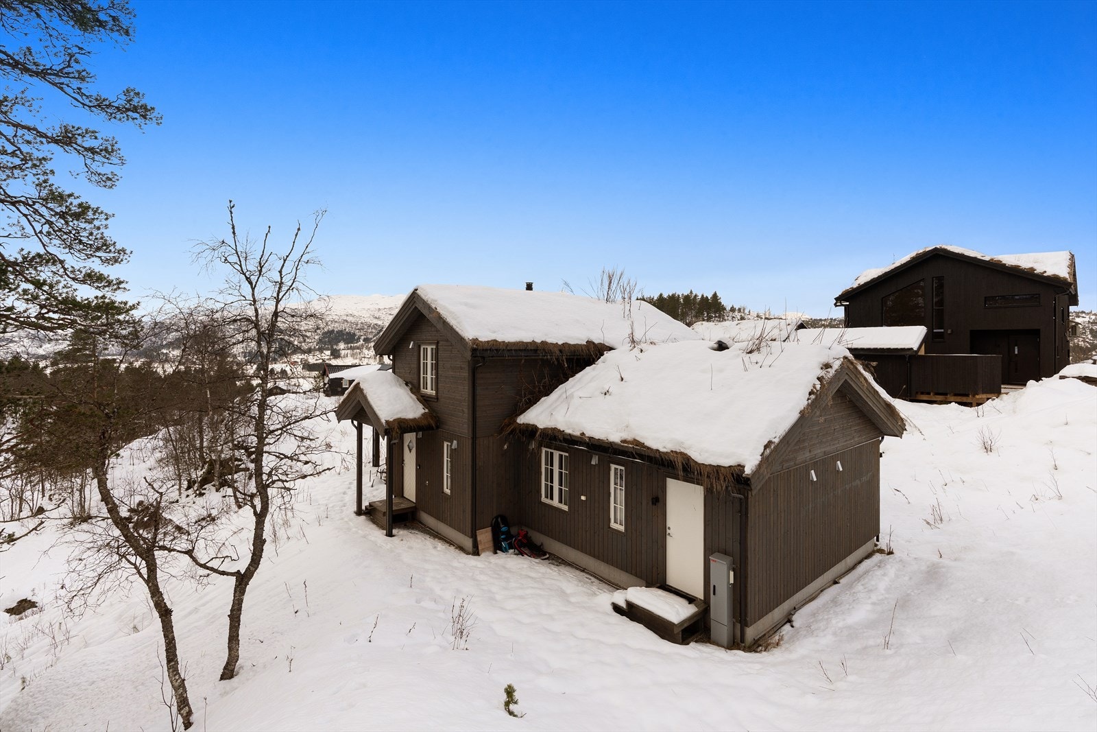 Privat plassering mot naturen på inngangssiden. Sommerstid kan en kjøre opp de få metrene fra parkering for å losse av. Vintertid er det fritt for lyd og lysstøy - slik at du får nyte naturen og utsikten i fred. Galleribilde