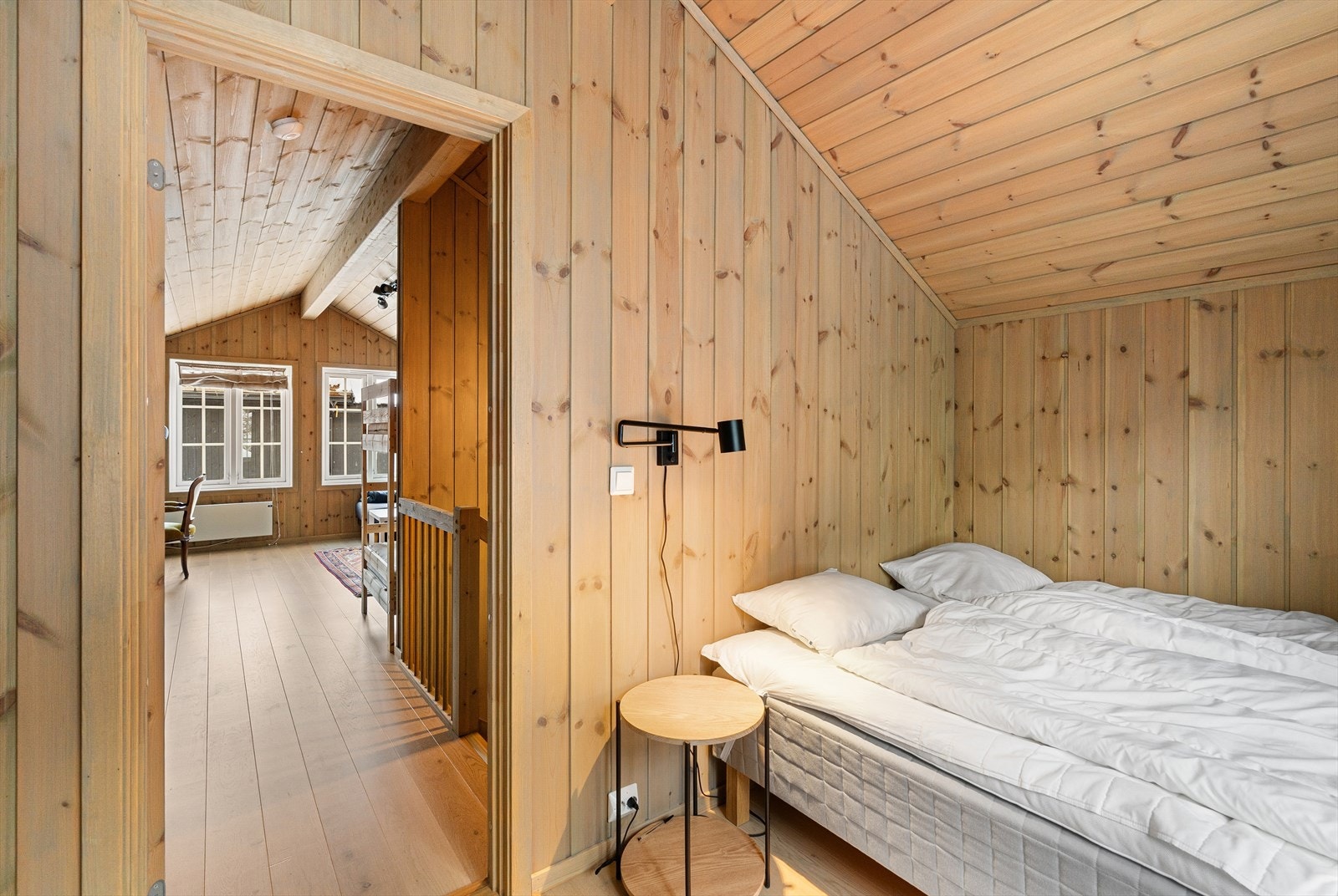 Soverom oppe har plass til både dobbeltseng og køyeseng om ønskelig. Galleribilde
