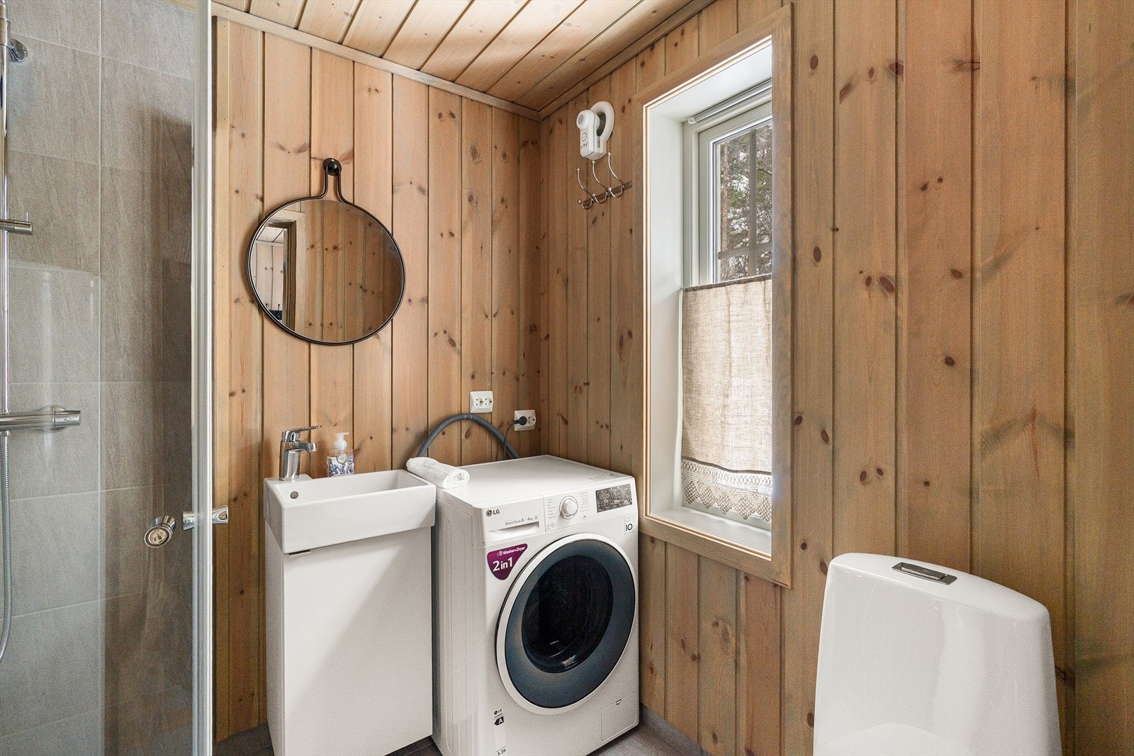 To bad - ett med badekar og ett med vannfallsdusj. Perfekt kombinasjon når noen ønsker å bruke tid på å myke kroppen i badekaret og andre bare vil spyle seg. Så slipper du kø på toalettet. Galleribilde