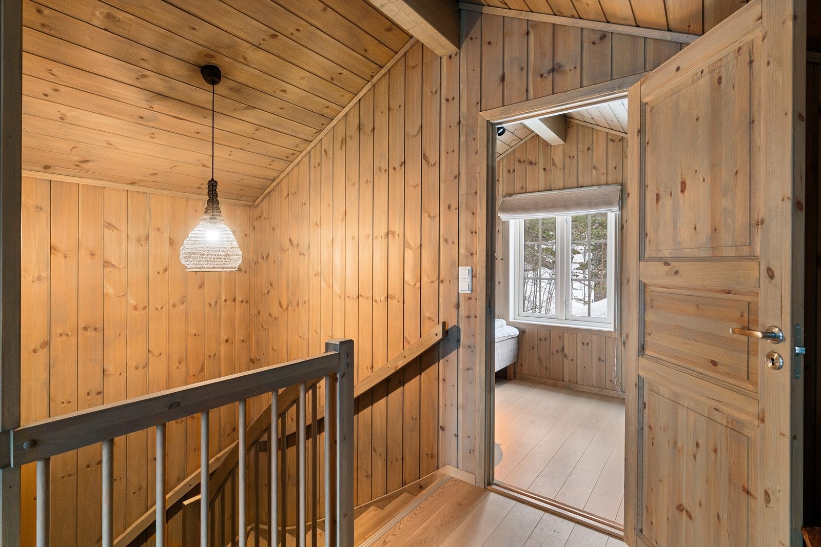 Gang oppe deler av soverom og stue, slik at du får fred. Galleribilde