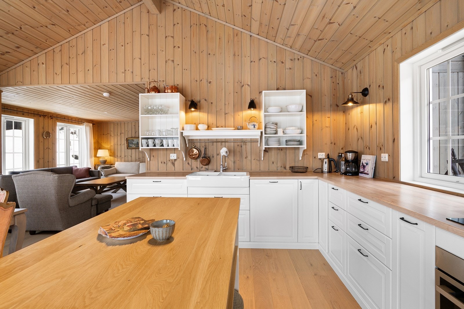 Et meget romslig og velutstyrt kjøkken/allrom. Her har du ekstra takhøyde og plass til hele familien rundt bordet. Galleribilde