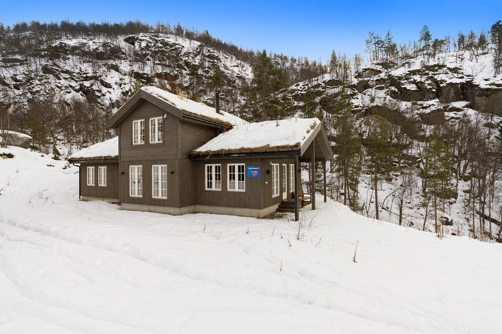 I ytterkant av feltet mot naturen med utsikt og sol fra 08:00 til 21:00 om sommeren. Lun, lys og praktisk hytte fra 2020 m/4 sov, loftstue, to bad. Grense mot friareal. Rett i skisporet. Selveiertomt. (Foto: Stian Dirdal.) Galleribilde