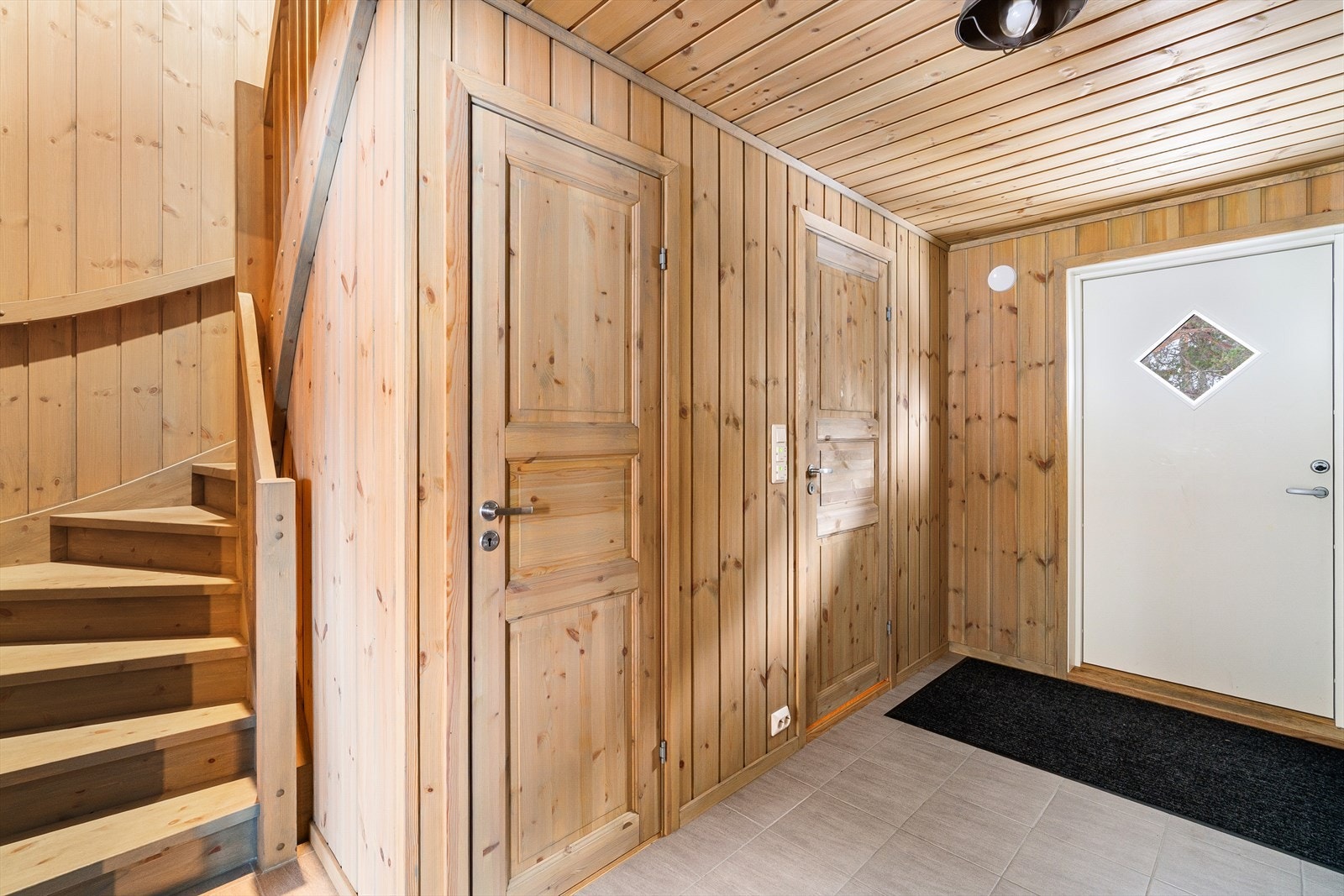 Entre og gang med varme i gulv og fliser for våte skisko, eller når ungene springer inn og ut med lek i snøen. Galleribilde