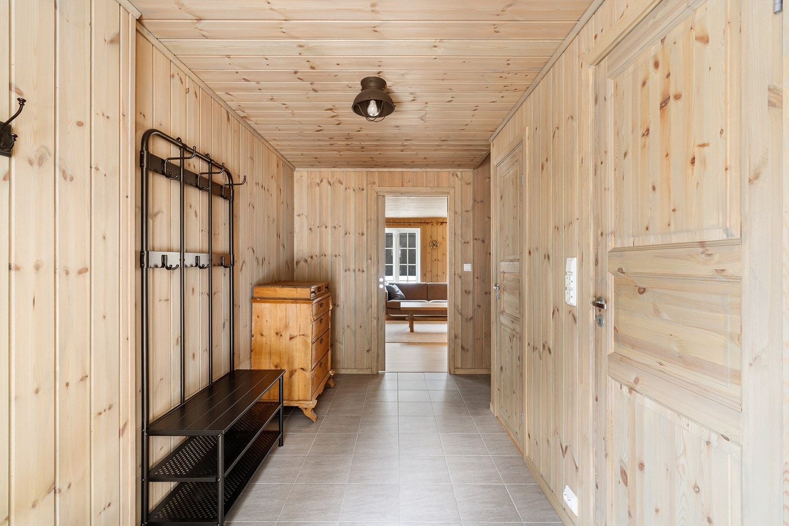 Meget romslig gang med plass til mye oppheng, skap og utstyr. Praktisk med våte sko som går inn og ut. Galleribilde