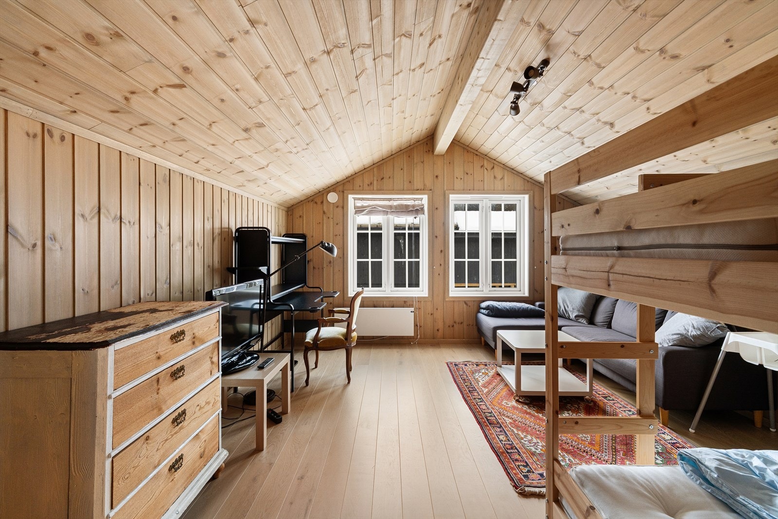 Stuen oppe kan kombineres som både oppholdsrom og sovesal for gjester eller ungdom. Et perfekt sted å trekke seg tilbake når hovedstuen er opptatt. Galleribilde