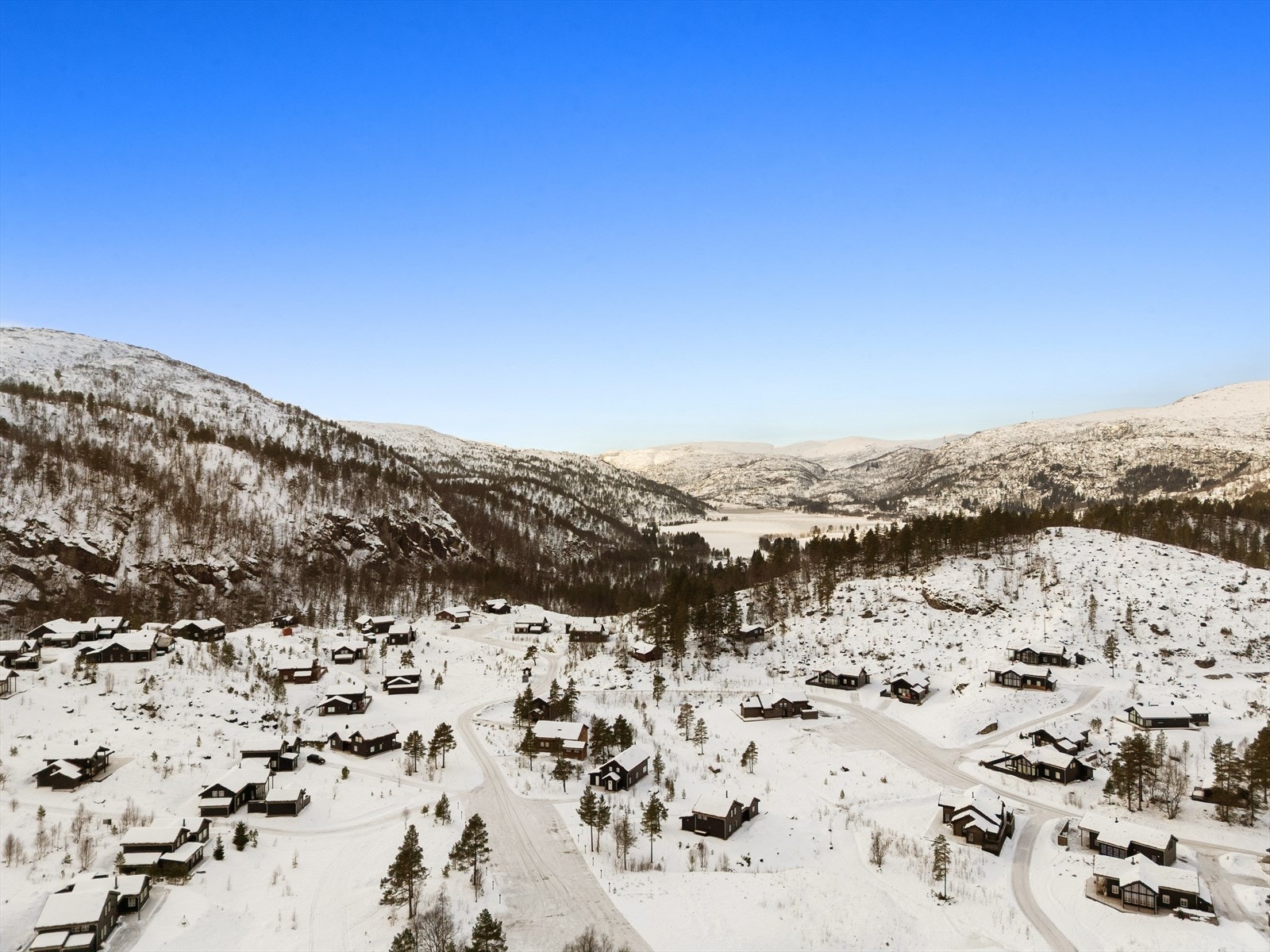 Et nyere hyttefelt med både direkte tilgang til skiløypen som snor seg forbi, samt badekulp og flotte turområder med bær. Galleribilde