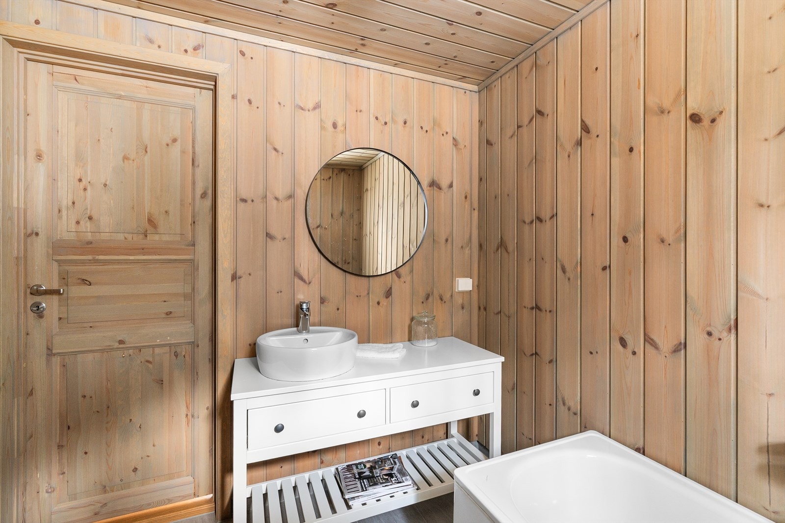 To bad. Ett med badekar og ett med vannfallsdusj. Perfekt om noen trekker å bruke tid på å myke kroppen og andre bare vil spyle seg. Galleribilde