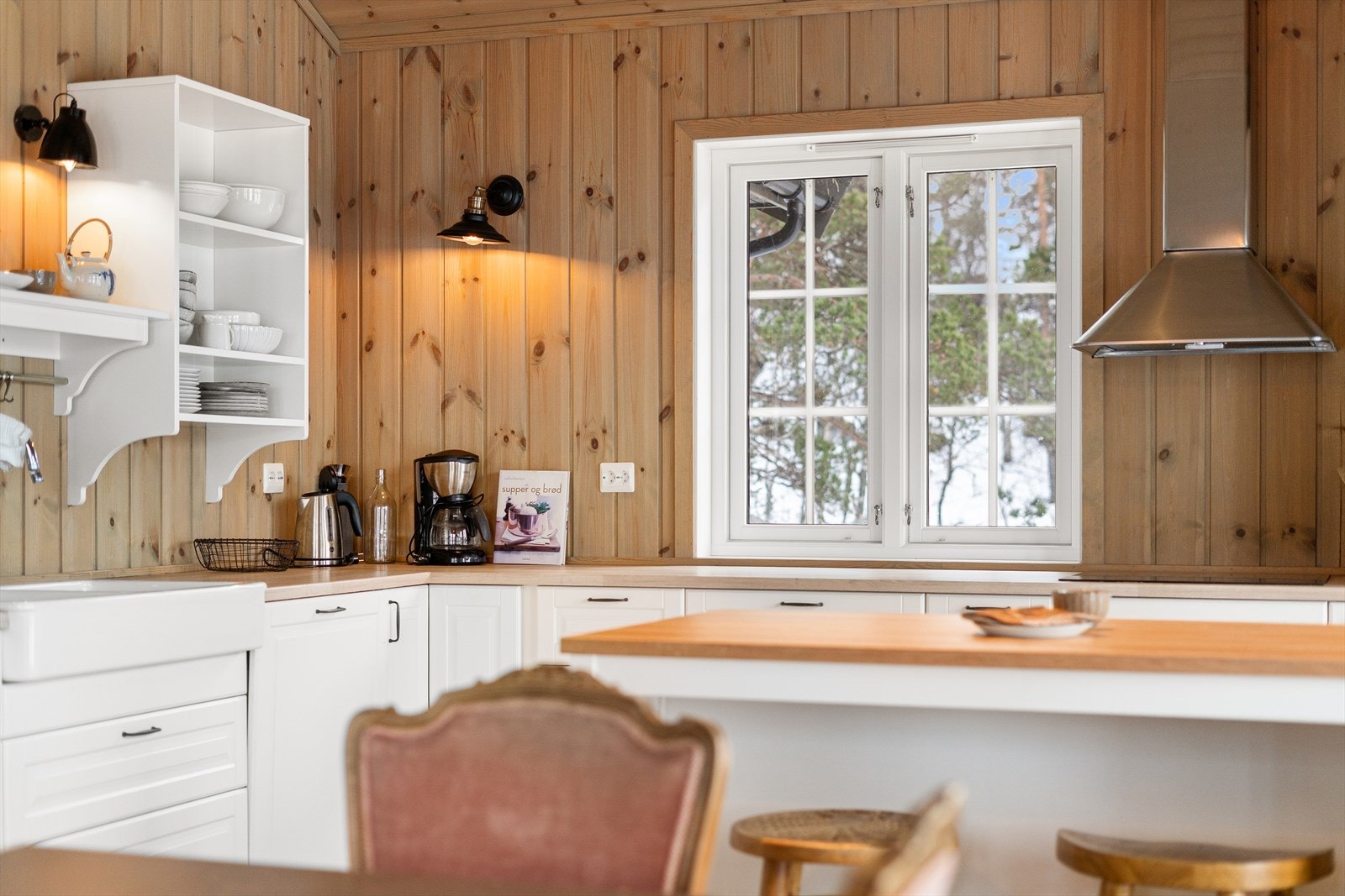 Vinduer på flere sider gir naturlig lys og gode arbeidsforhold på kjøkkenet. Nyt utsikten og naturen. Utgang om du vil ha maten ute på fine dager. Galleribilde