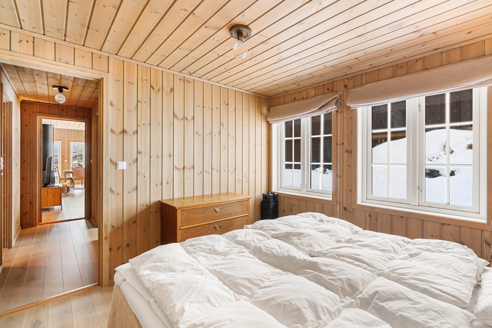 Gjennomgående fine 1-stavs gulv foruten fliser i gang og på baderom. Galleribilde