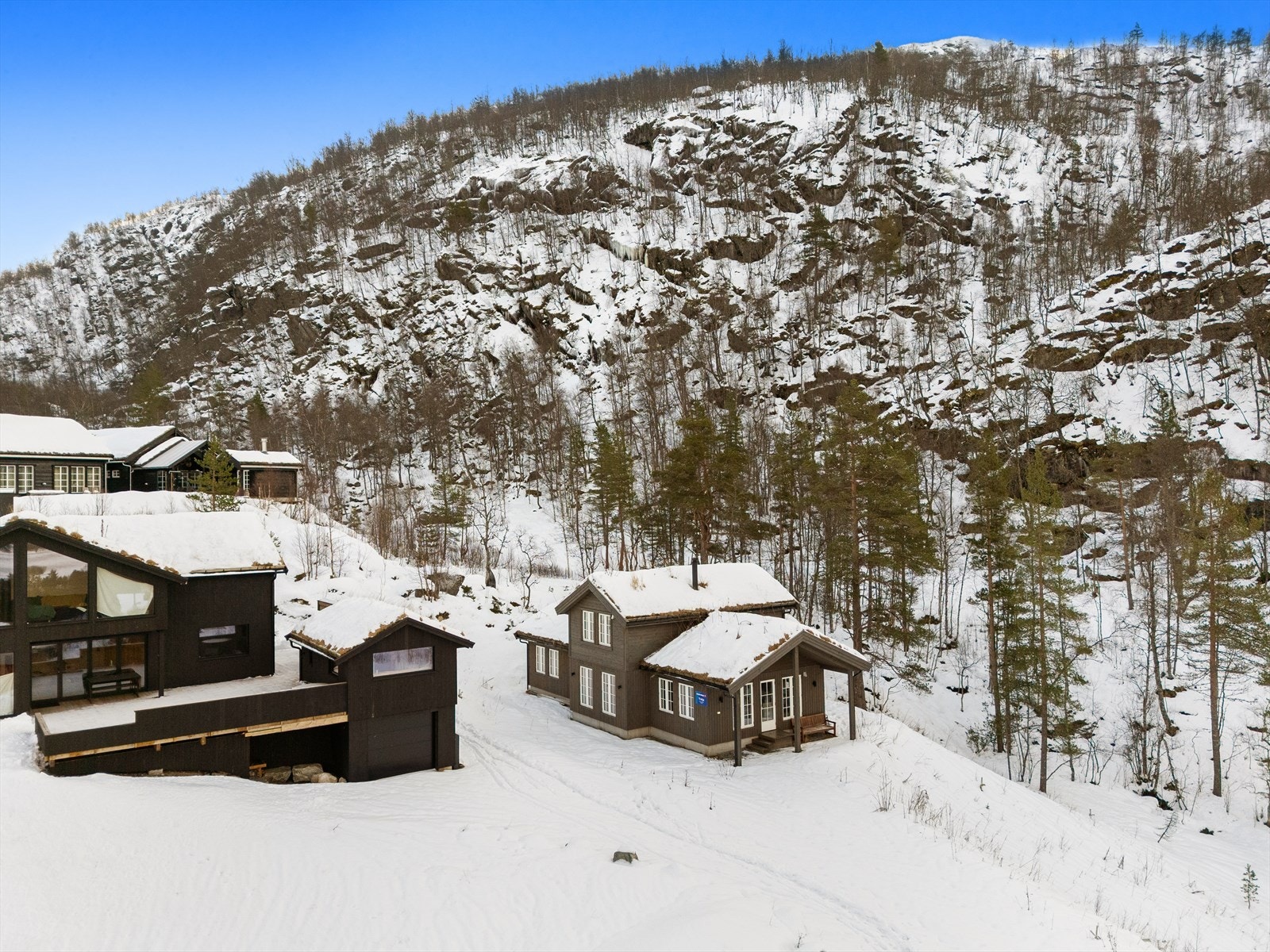 Rask tilgang fra parkering med lader til hytten. Sommerstid kan en også kjøre opp den lille veibiten og losse av om ønskelig. Vinterstid er du fri fra lyd og lysstøy rundt hytten. Galleribilde
