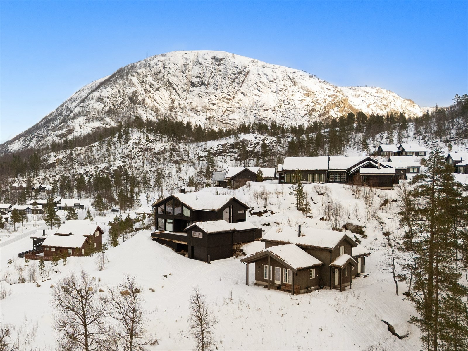 Tilbaketrukket og privat med god boltreplass for ungene med lek og mor rundt dørene. Et nyere hyttefelt med både direkte tilgang til skiløypen som snor seg forbi, samt badekulp og flotte turområder med bær. Galleribilde
