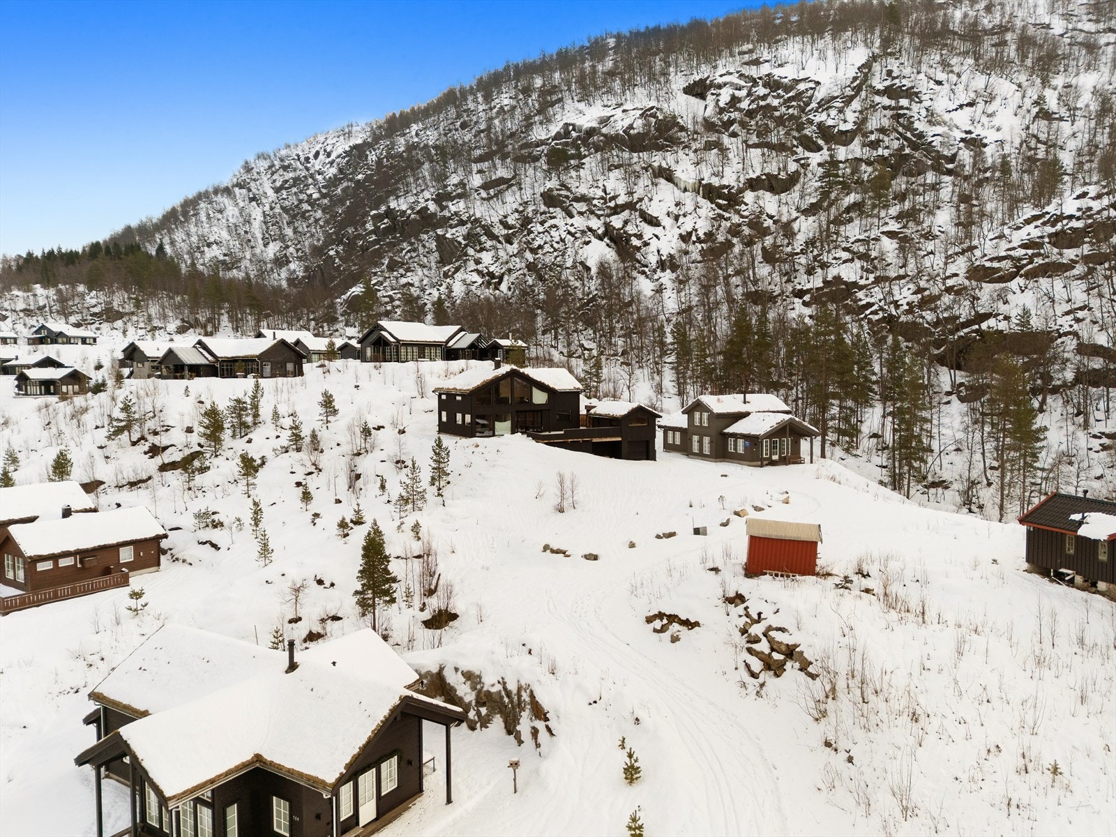 Rask tilgang fra parkering med lader til hytten. Sommerstid kan en også kjøre opp den lille veibiten og losse av om ønskelig. Vinterstid er du fri fra lyd og lysstøy rundt hytten. Galleribilde