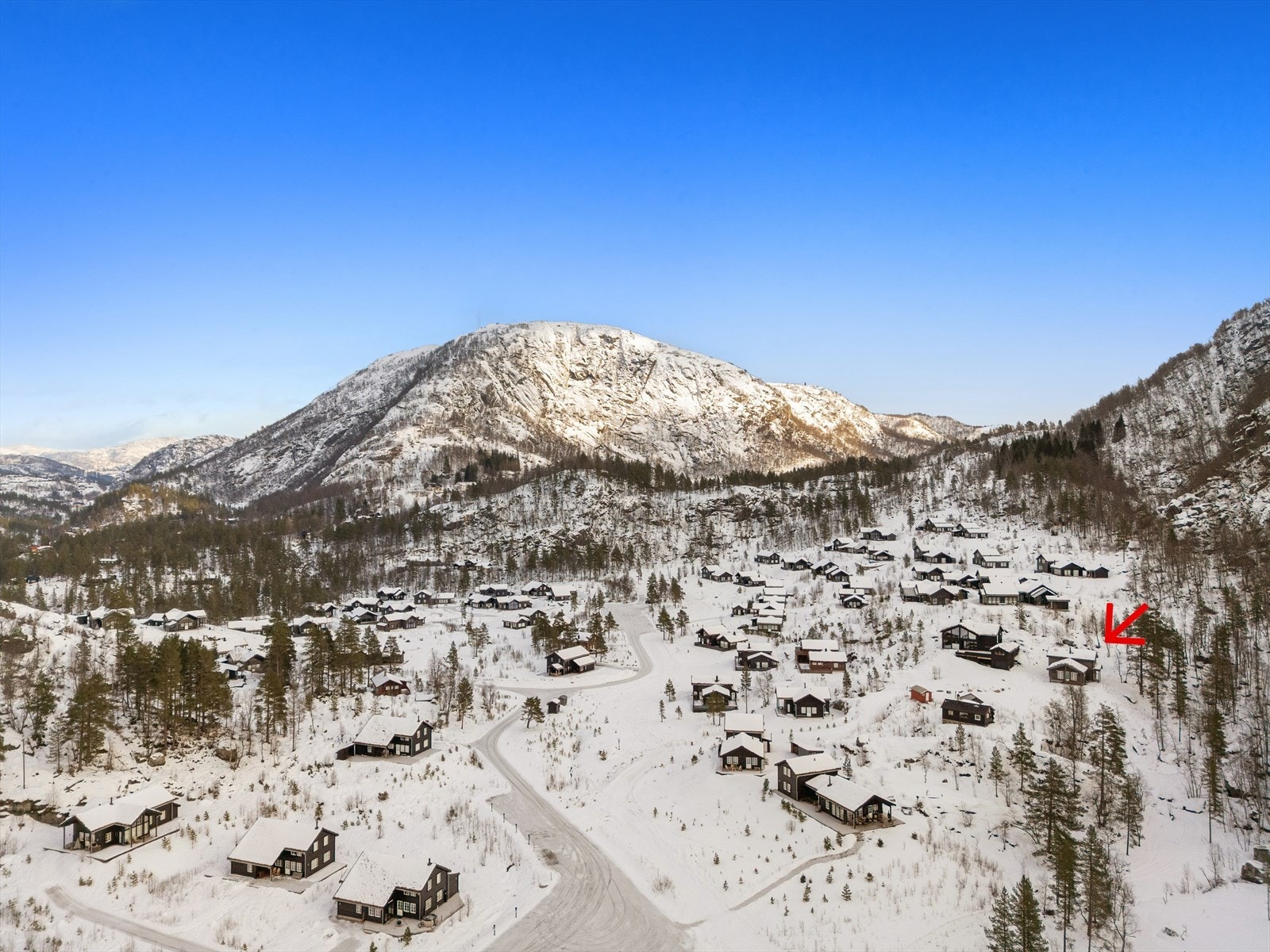 Dan Chruickshank presenterer: Lun, lys og praktisk hytte fra 2020 m/4 sov, 2 stuer, 2 bad. Grense mot friareal. Rett i skisporet. Selveiertomt. Elbil lader. (Foto: Stian Dirdal.) Galleribilde