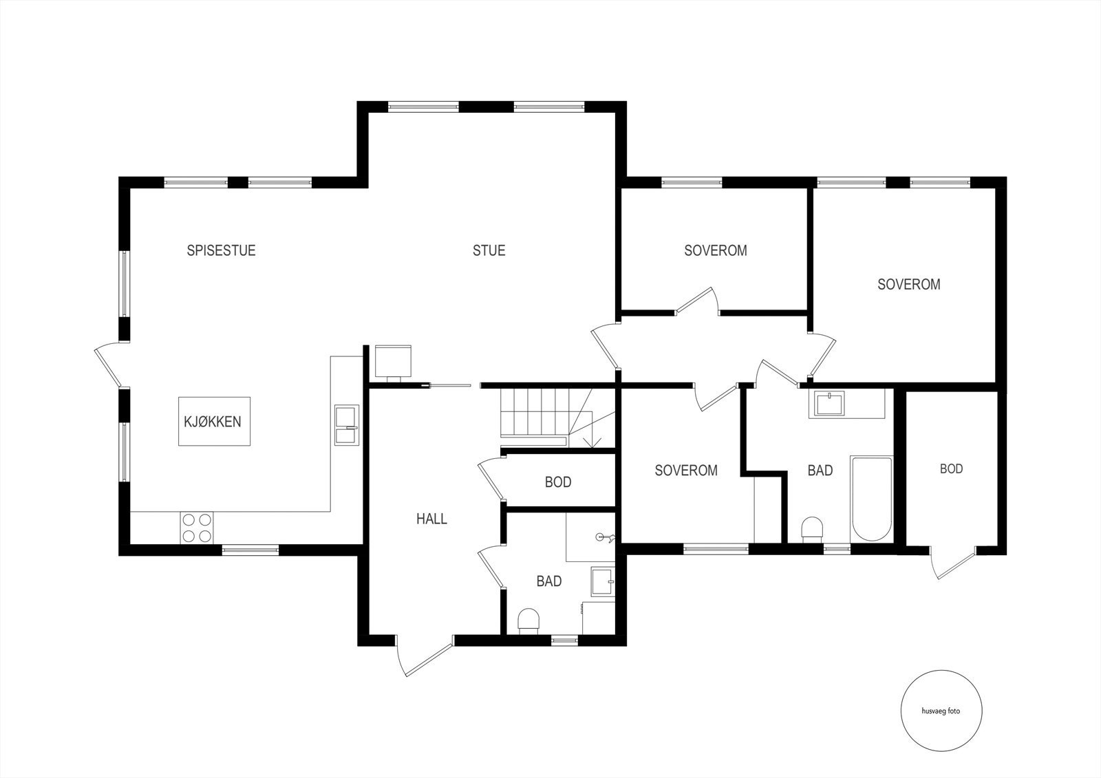 Alt på 1 plan om du vil. Meget praktisk planløsning med 3 soverom, to bad og stue kjøkken i hovedetasjen. Bonusetasje oppe med ekstra stue og soverom. Galleribilde
