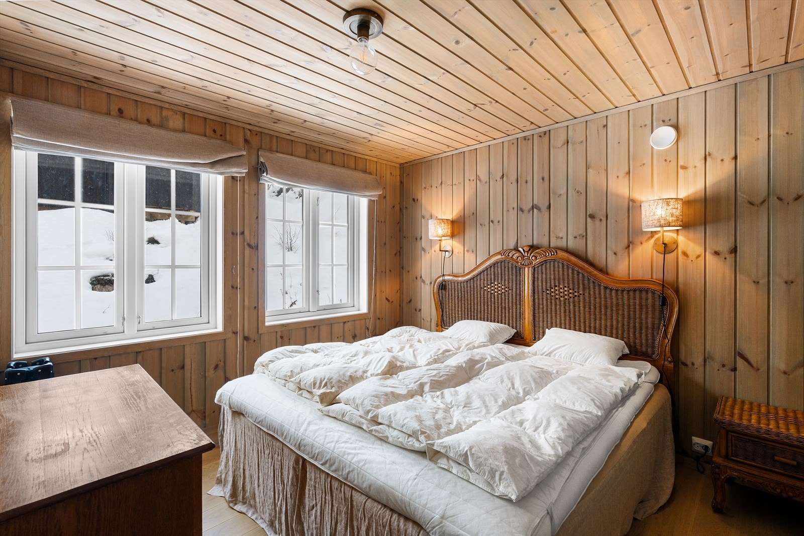 Romslig hovedsoverom med plass til kommoder og nattbord evt en barneseng på siden. Galleribilde