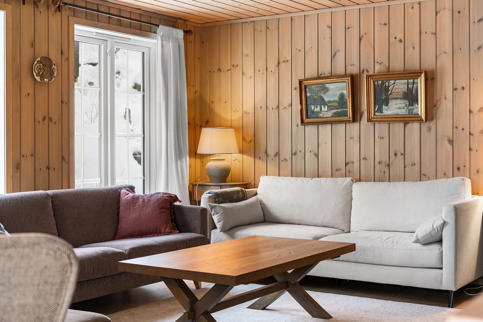 Rikelig med veggplass gjør det praktisk å møblere, selv om du har mye vinduer med naturlig lys. Galleribilde