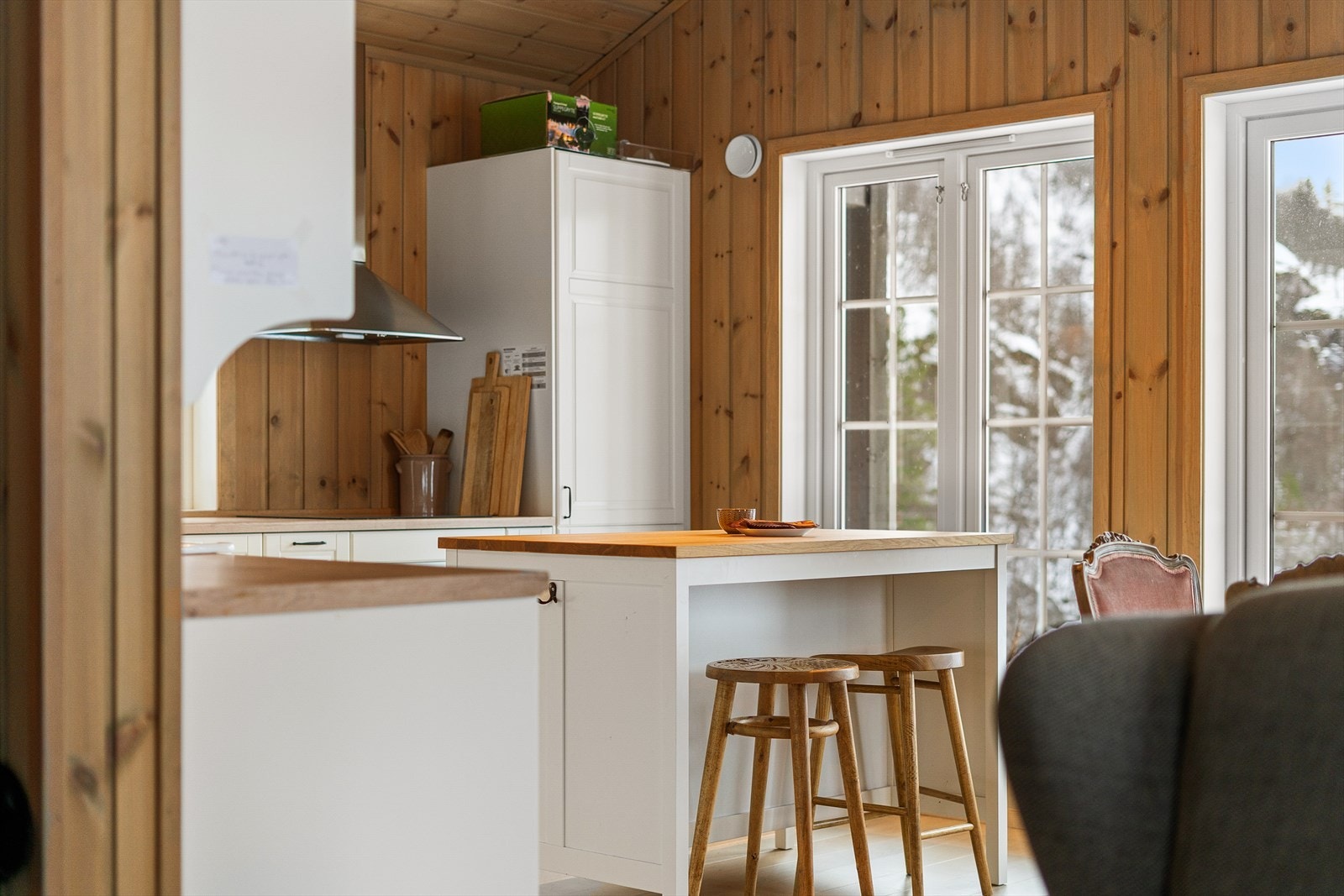 Praktisk kjøkkenøy med sosial løsning for kaffe og PC. Et innbydende rom hvor det er fint og samles. Galleribilde