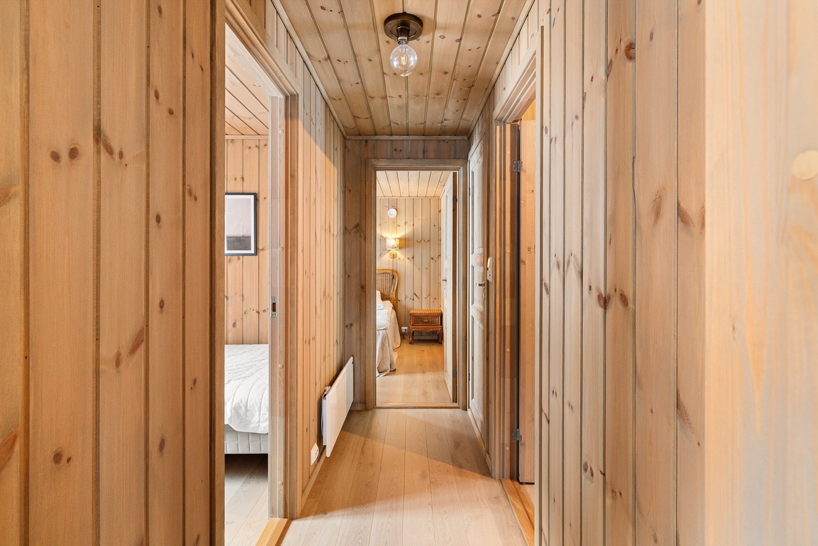 Gangen skiller av oppholdsrom fra 3 soverom og 2 bad. Her er det plass til hele familien - og med ekstra stue og soverom oppe kan ungene trekke seg tilbake. Galleribilde