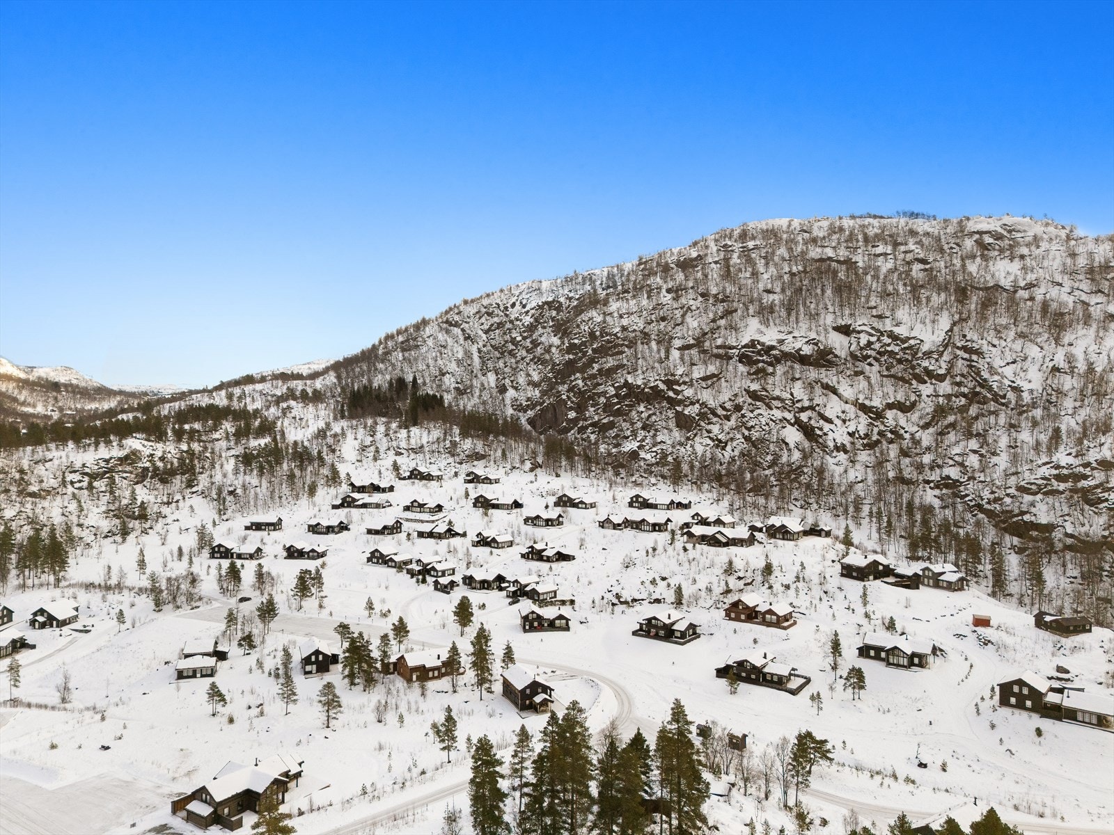 Et nyere hyttefelt med både direkte tilgang til skiløypen som snor seg forbi, samt badekulp og flotte turområder med bær. Galleribilde