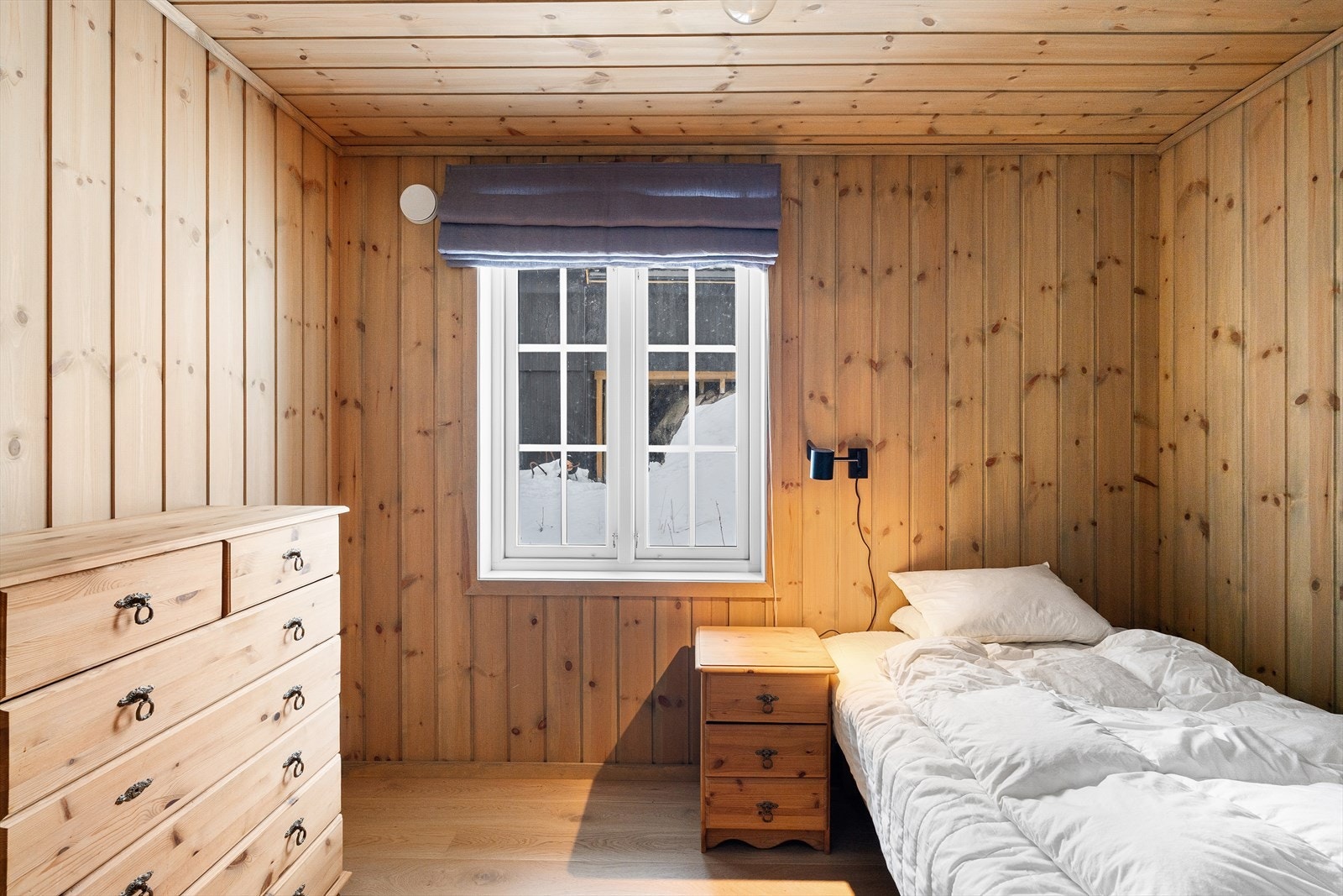 1 av totalt 4 soverom. God plass til skap og garderobe. Galleribilde