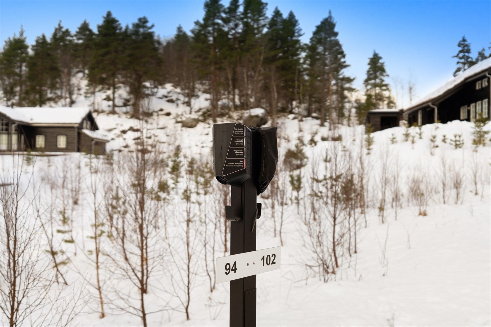 Rask tilgang fra parkering med lader til hytten. Sommerstid kan en også kjøre opp den lille veibiten og losse av om ønskelig. Vinterstid er du fri fra lyd og lysstøy rundt hytten. Galleribilde