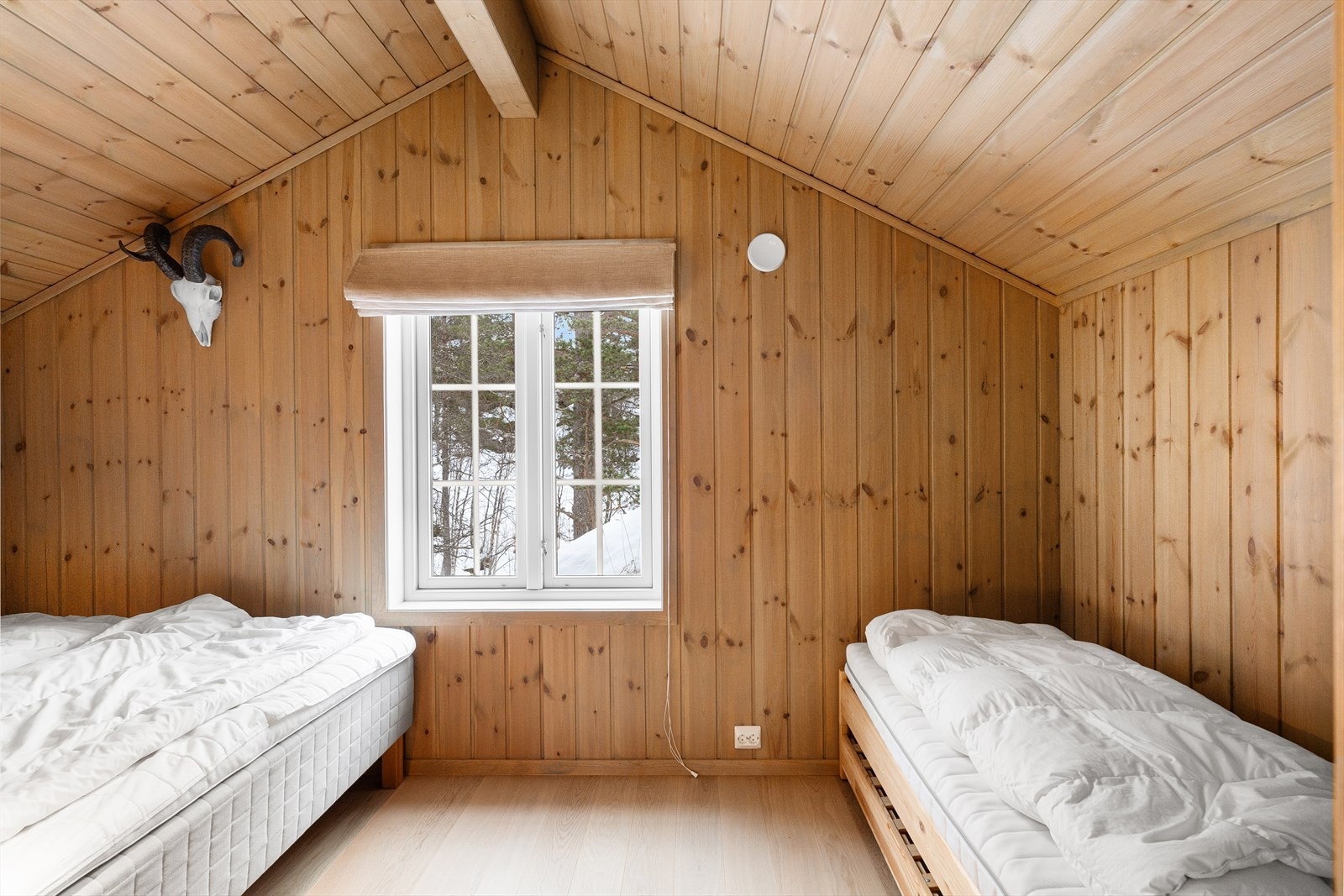 Soverom oppe har plass til både dobbeltseng og køyeseng om ønskelig. Galleribilde