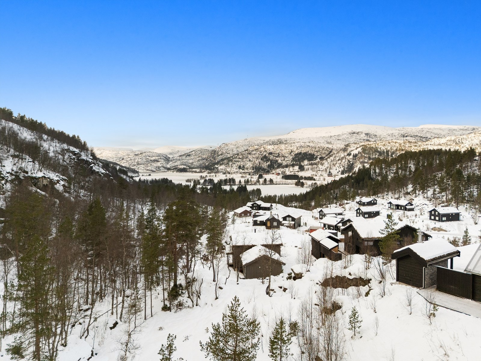 Badekulp og skispor i umiddelbar tilgang. I ytterkant av feltet mot naturen med utsikt og sol fra 08:00 til 21:00 om sommeren. Elbil lader på parkeringsplass. Galleribilde