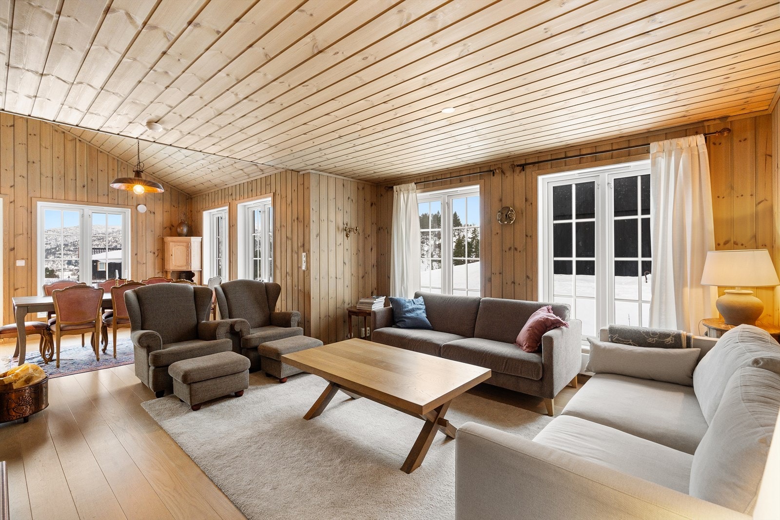 Lune toner og en god atmosfære. Plass til store sofagrupper og spisebord for hele familien. Galleribilde