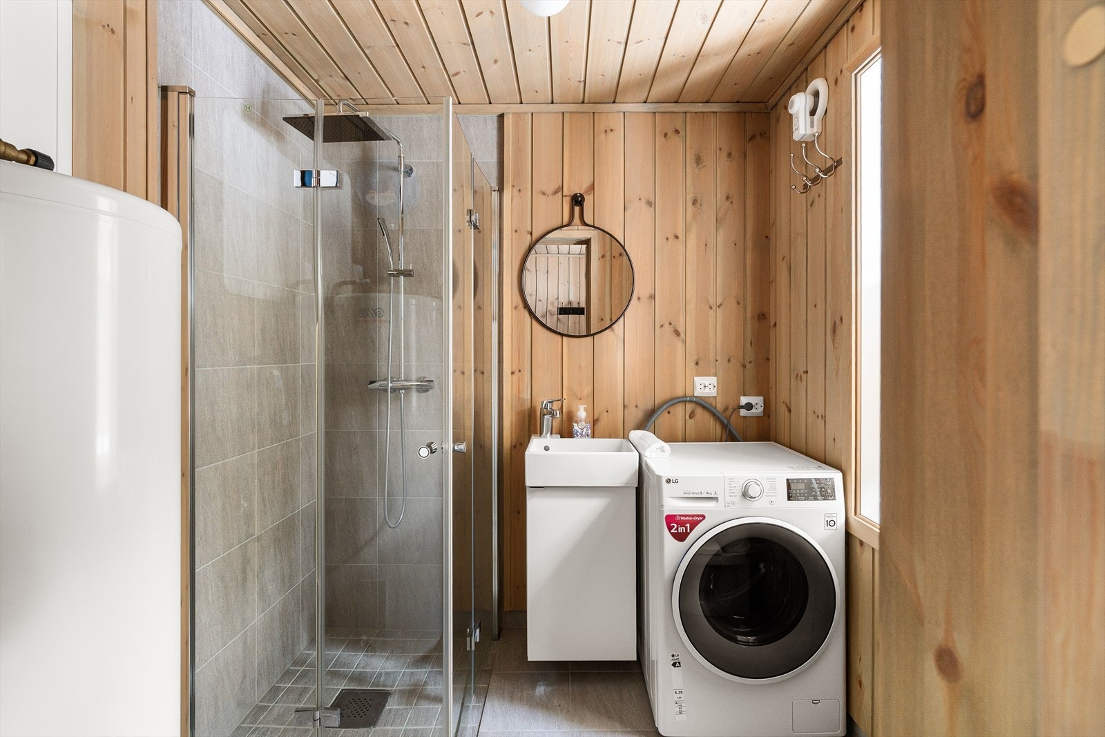 Bad nr. 2 er kombinert vaskerom. Moderne vannfallsdusj og håndholdt. Vindu for naturlig lys. Galleribilde