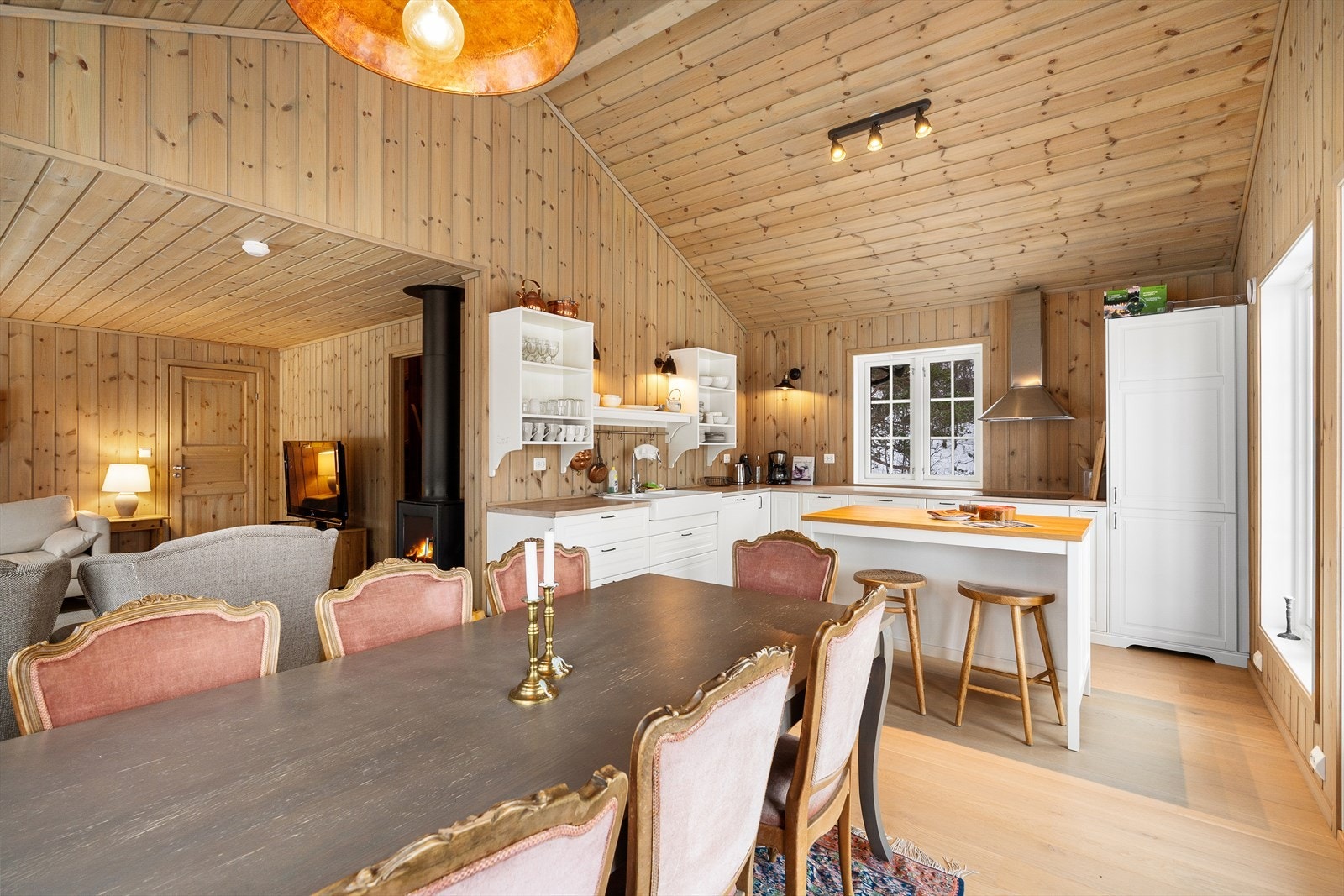 En luftig og delikat løsning uten overskap, men med rikelig med skuffer og kjøkkenøy for både kokkearbeid og sosialt. Galleribilde